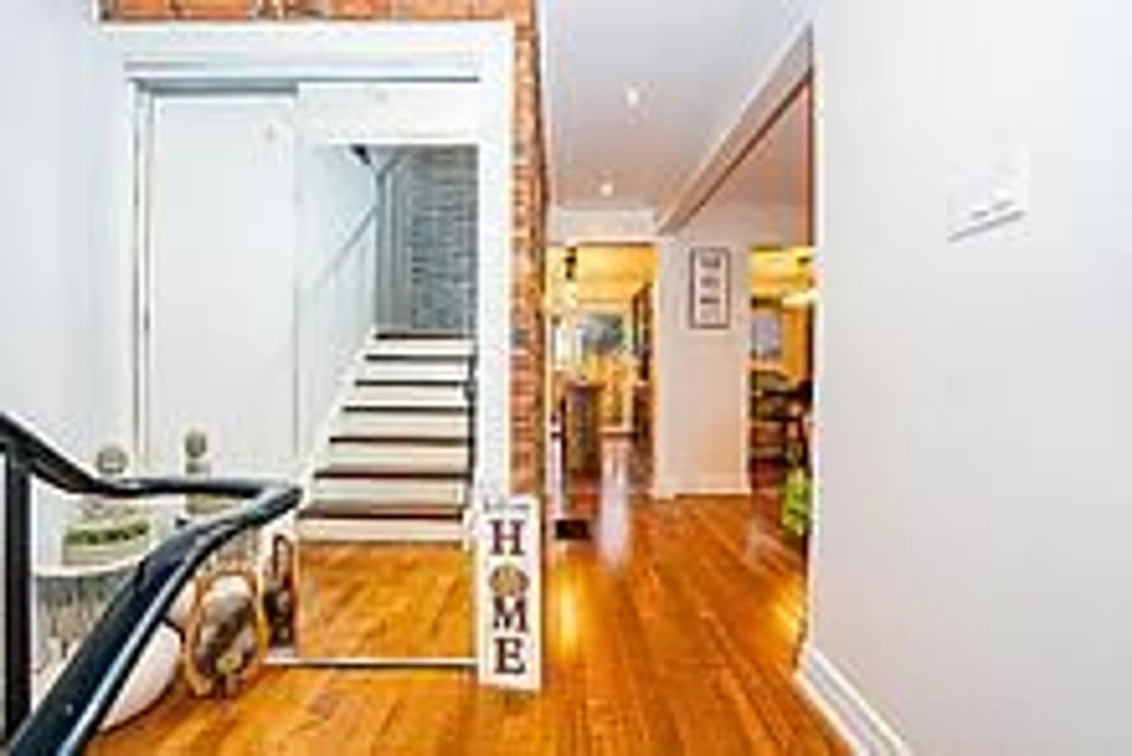 Indoor foyer for 1050 Shawnmarr Rd #145, Mississauga Ontario L5H 3V1