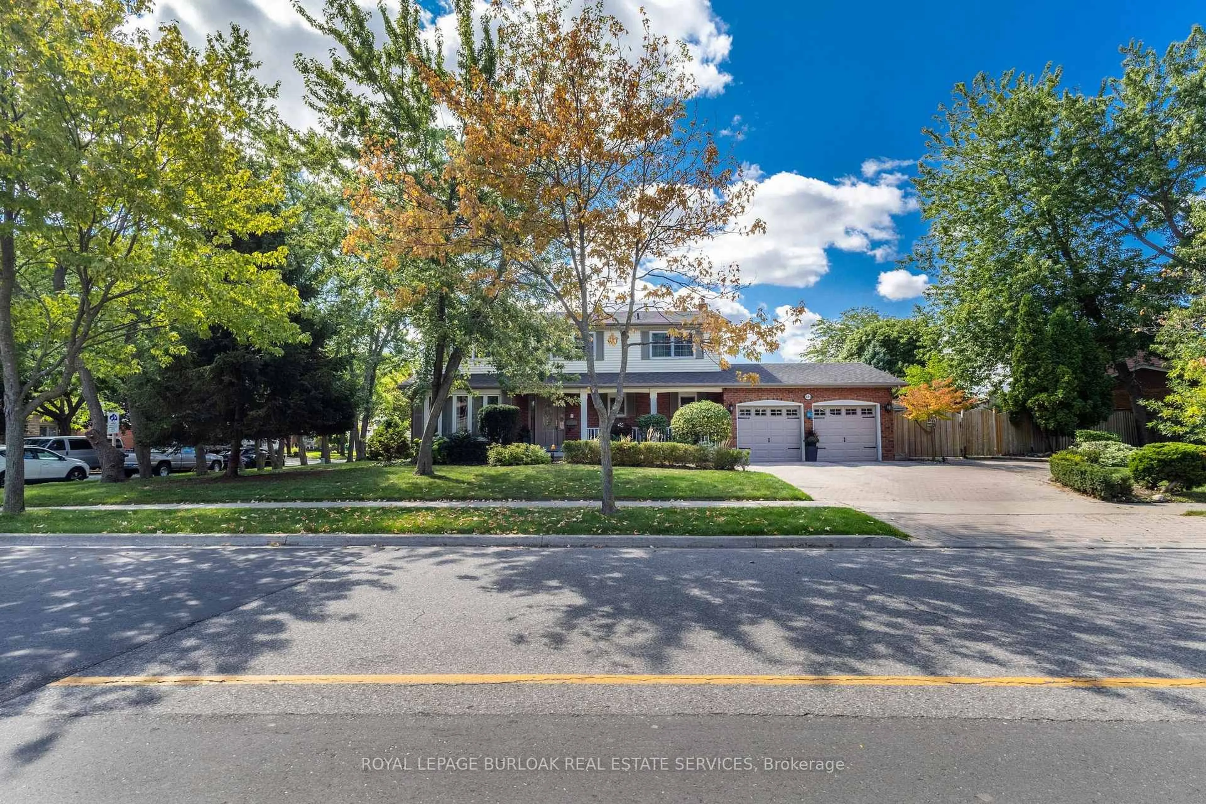 A pic from outside/outdoor area/front of a property/back of a property/a pic from drone, street for 1580 Woodeden Dr, Mississauga Ontario L5H 3S5