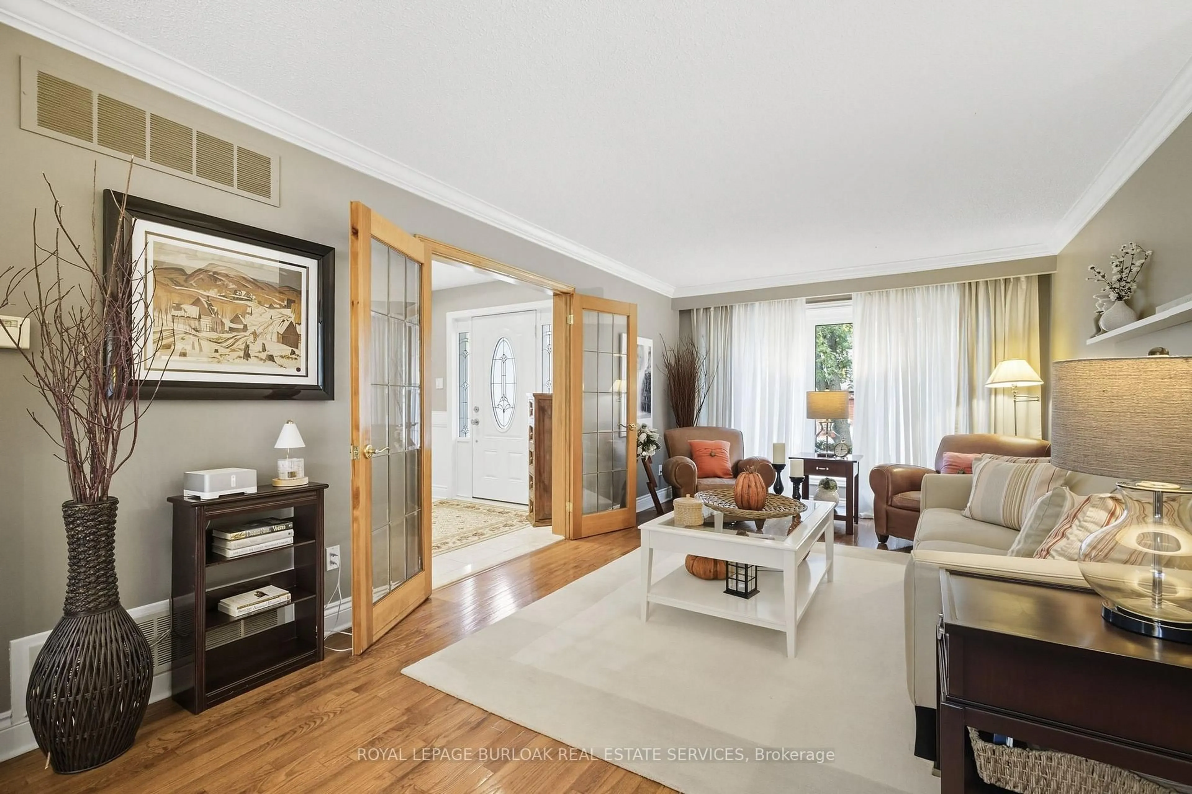 Living room with furniture, wood/laminate floor for 1580 Woodeden Dr, Mississauga Ontario L5H 3S5