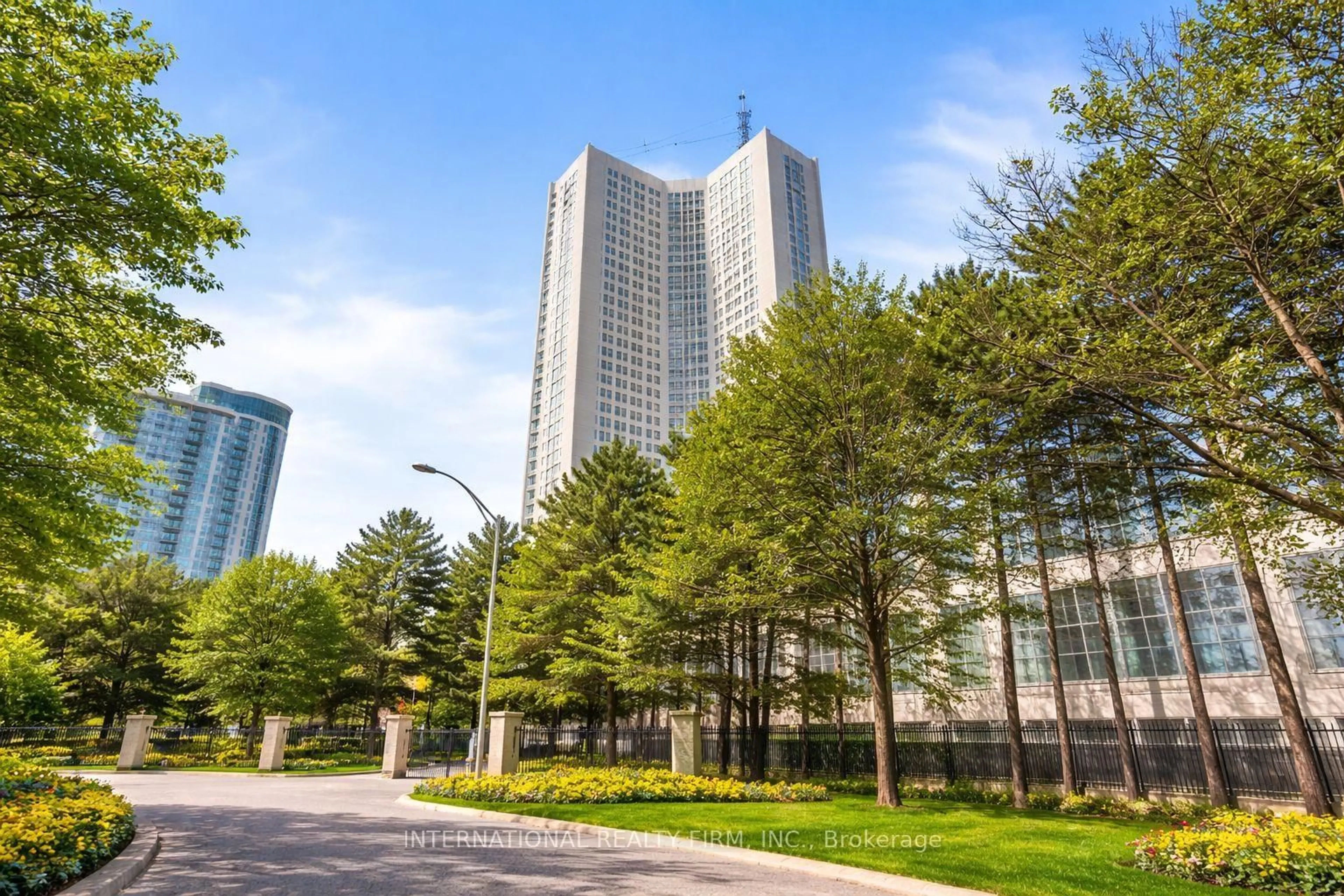 Indoor foyer for 3650 Kaneff Cres #2201, Mississauga Ontario L5A 4A1