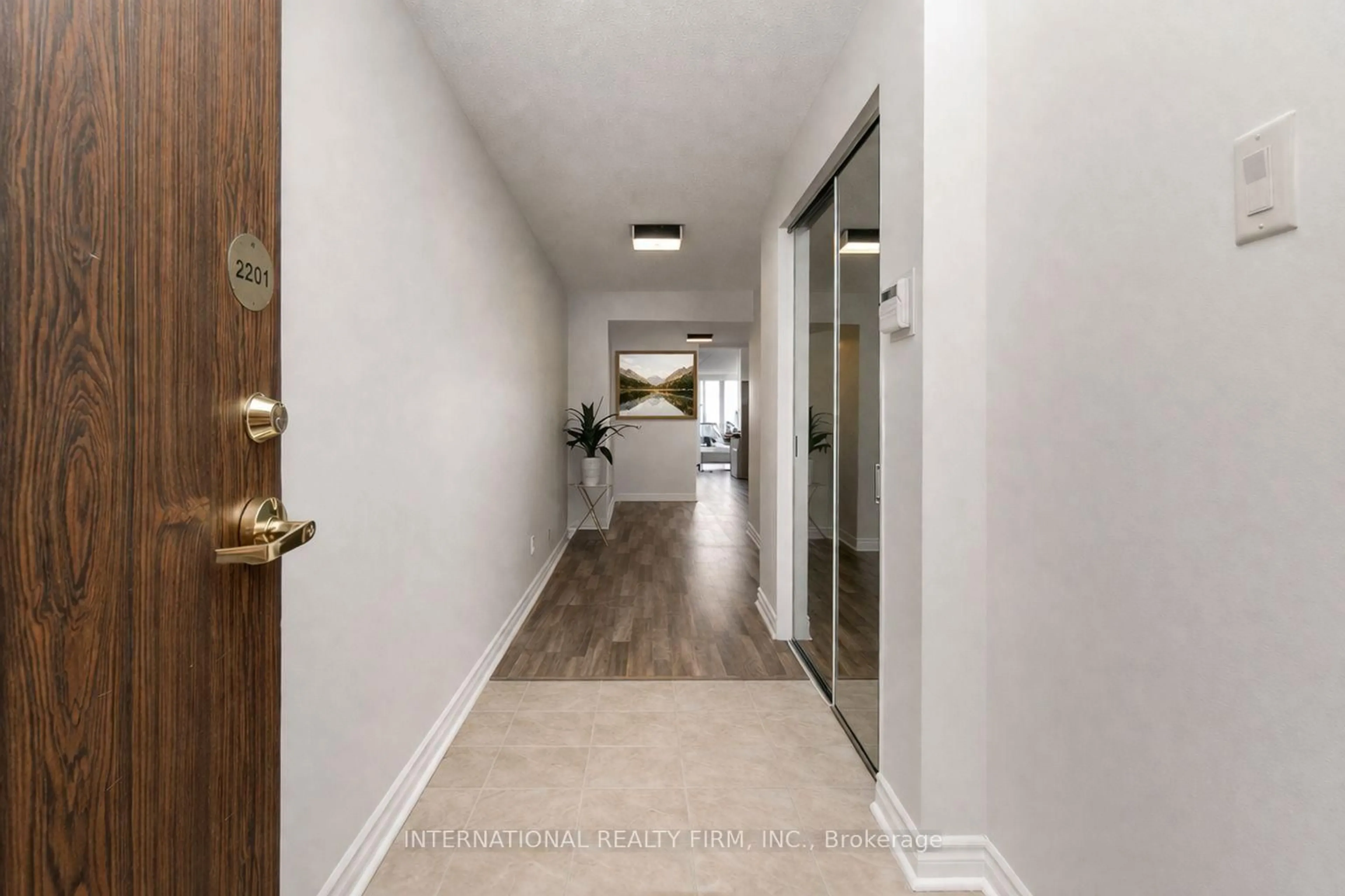 Indoor entryway for 3650 Kaneff Cres #2201, Mississauga Ontario L5A 4A1