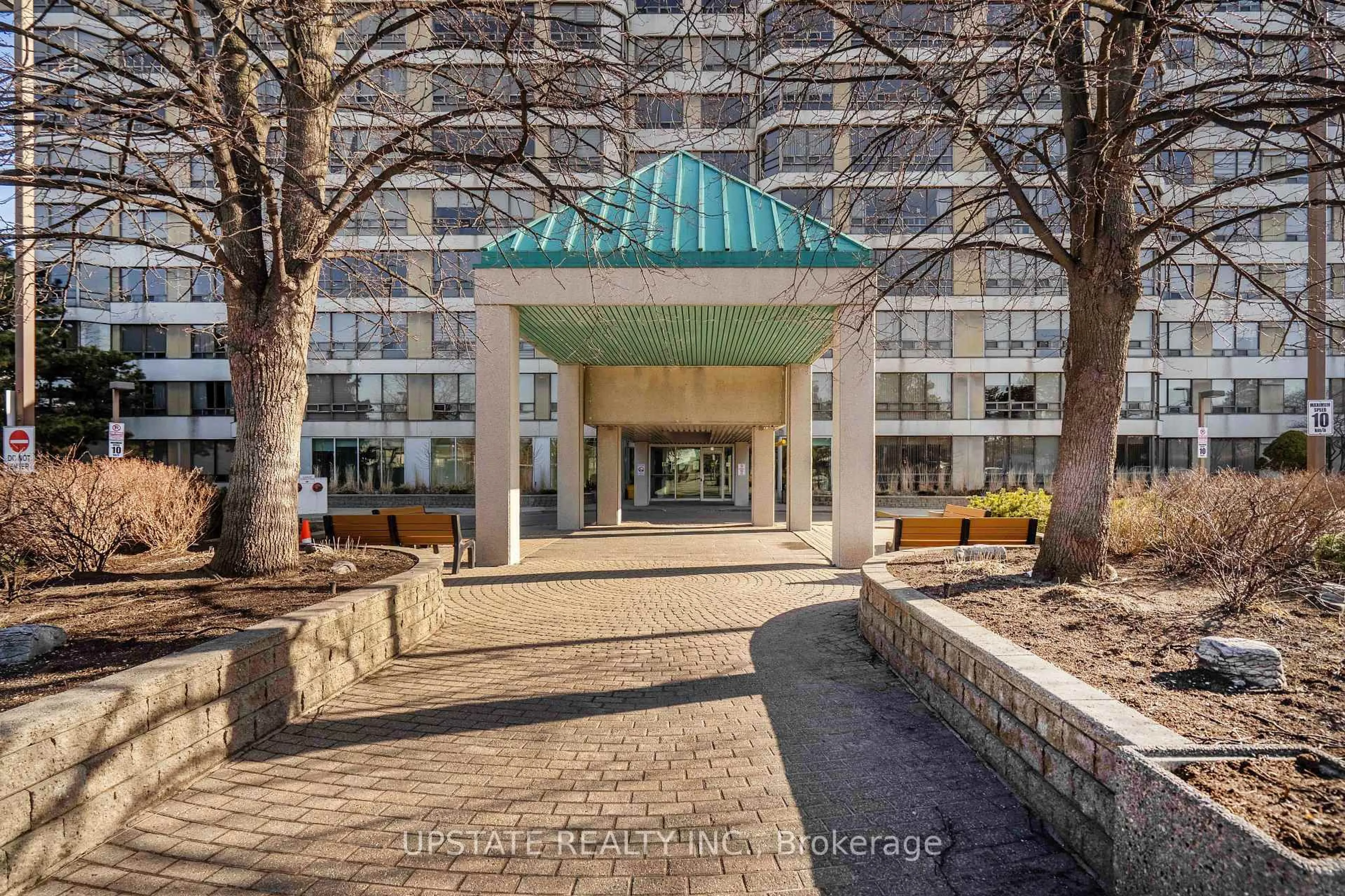 Indoor foyer for 310 Mill St #306, Brampton Ontario L6Y 3B1