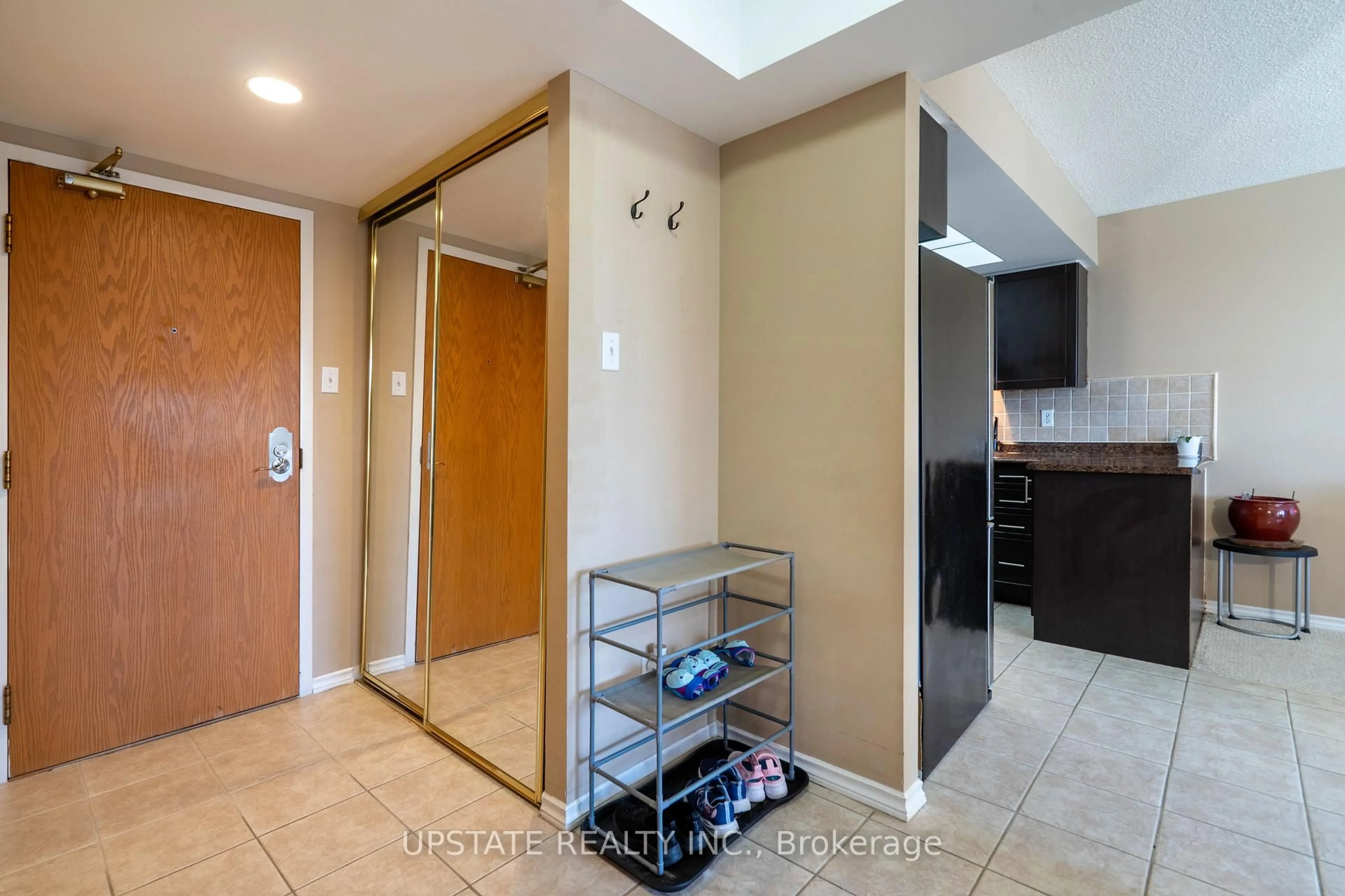Indoor entryway for 310 Mill St #306, Brampton Ontario L6Y 3B1