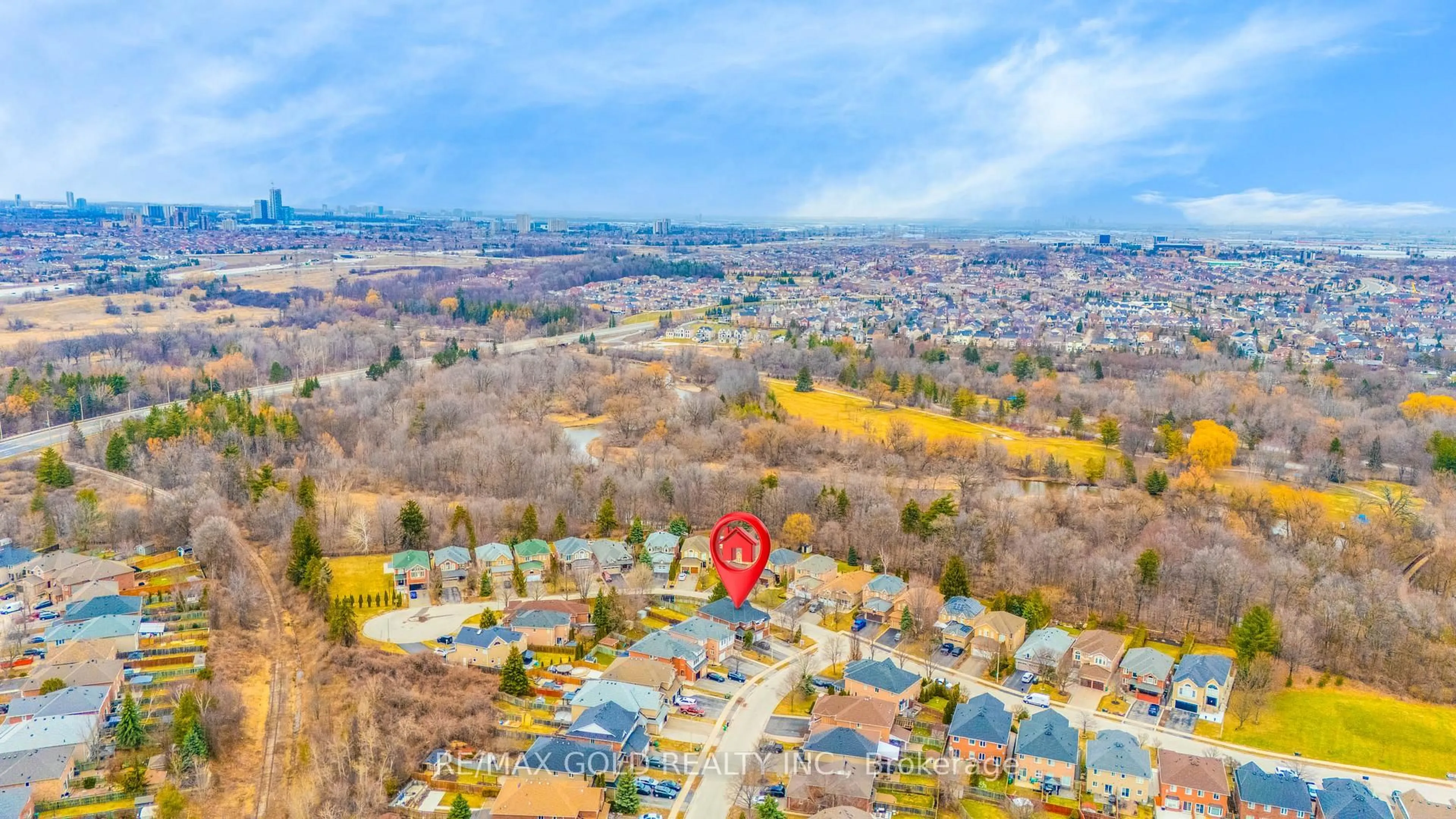 A pic from outside/outdoor area/front of a property/back of a property/a pic from drone, mountain view for 7330 Frontier Rdge, Mississauga Ontario L5N 7P7