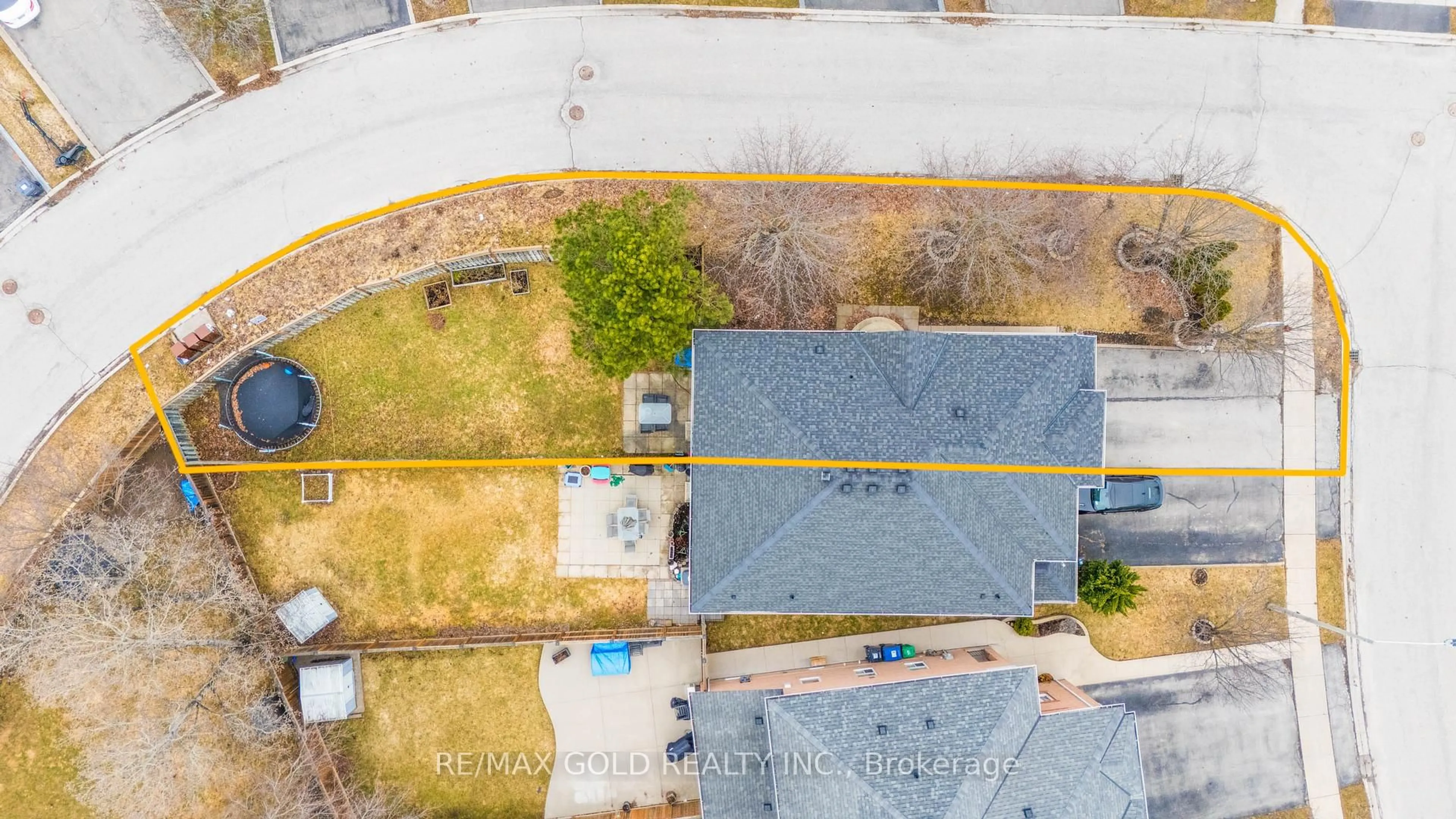 A pic from outside/outdoor area/front of a property/back of a property/a pic from drone, city buildings view from balcony for 7330 Frontier Rdge, Mississauga Ontario L5N 7P7