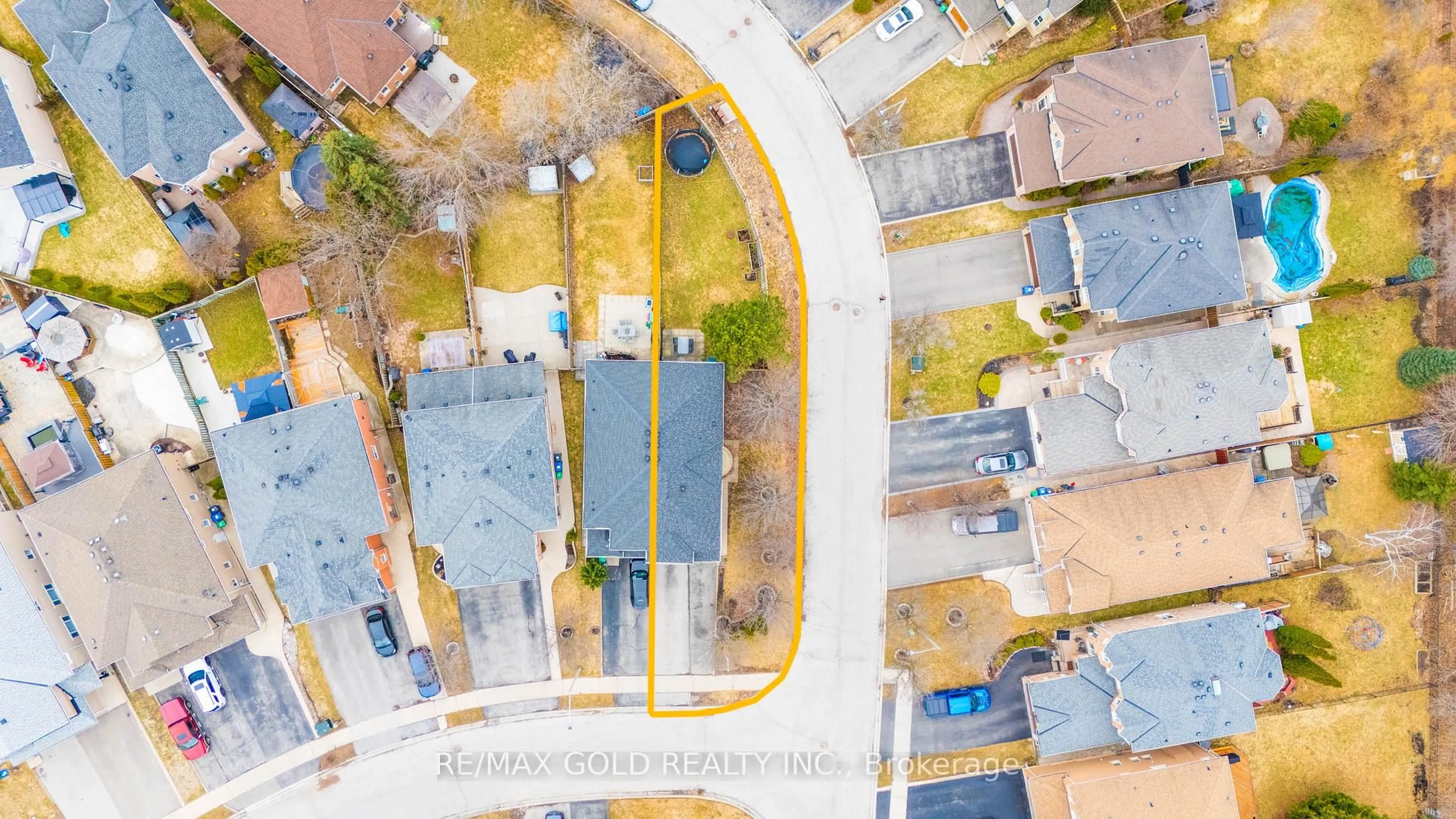 A pic from outside/outdoor area/front of a property/back of a property/a pic from drone, street for 7330 Frontier Rdge, Mississauga Ontario L5N 7P7