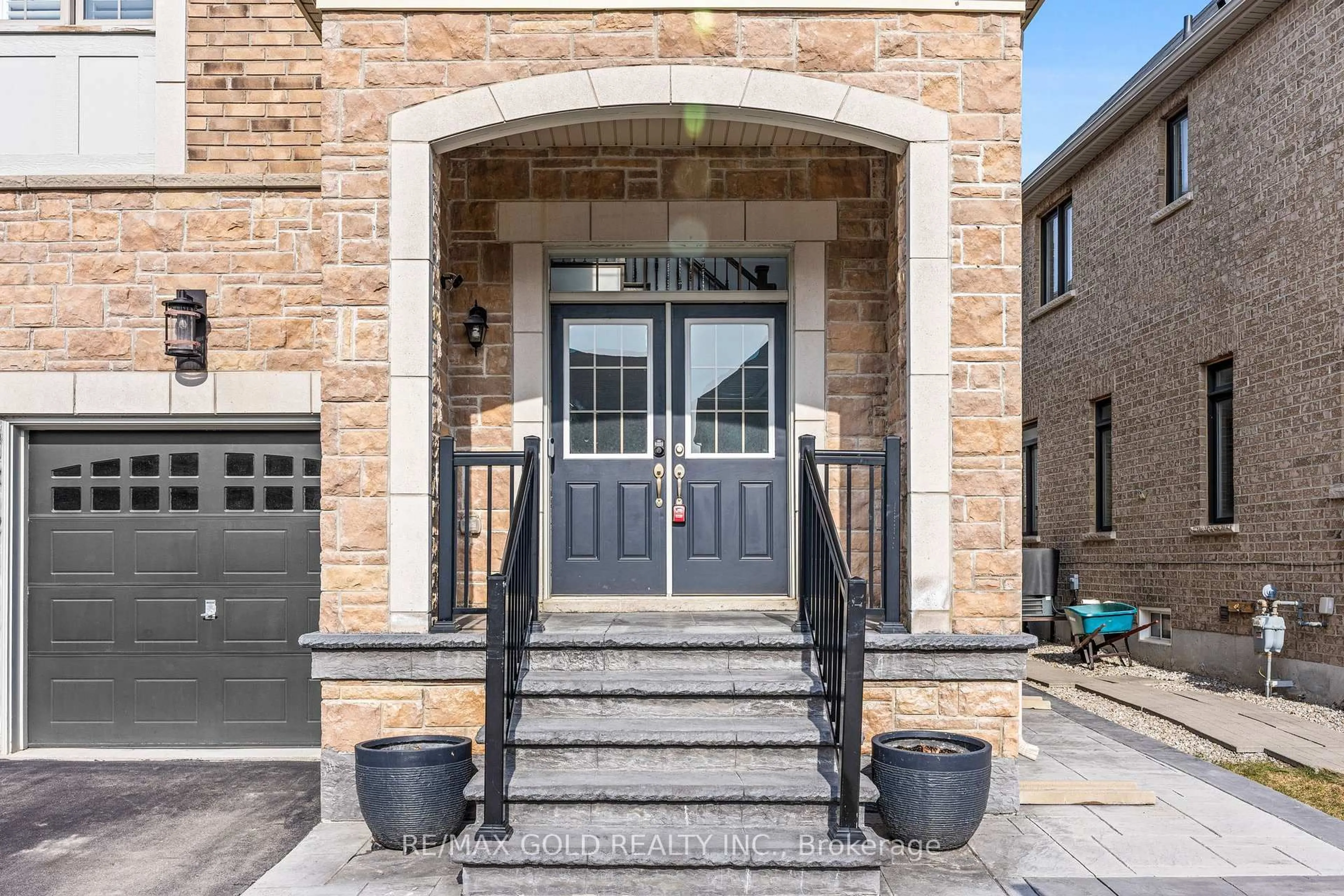 Indoor entryway for 9 Fringetree Rd, Brampton Ontario L6R 0B6