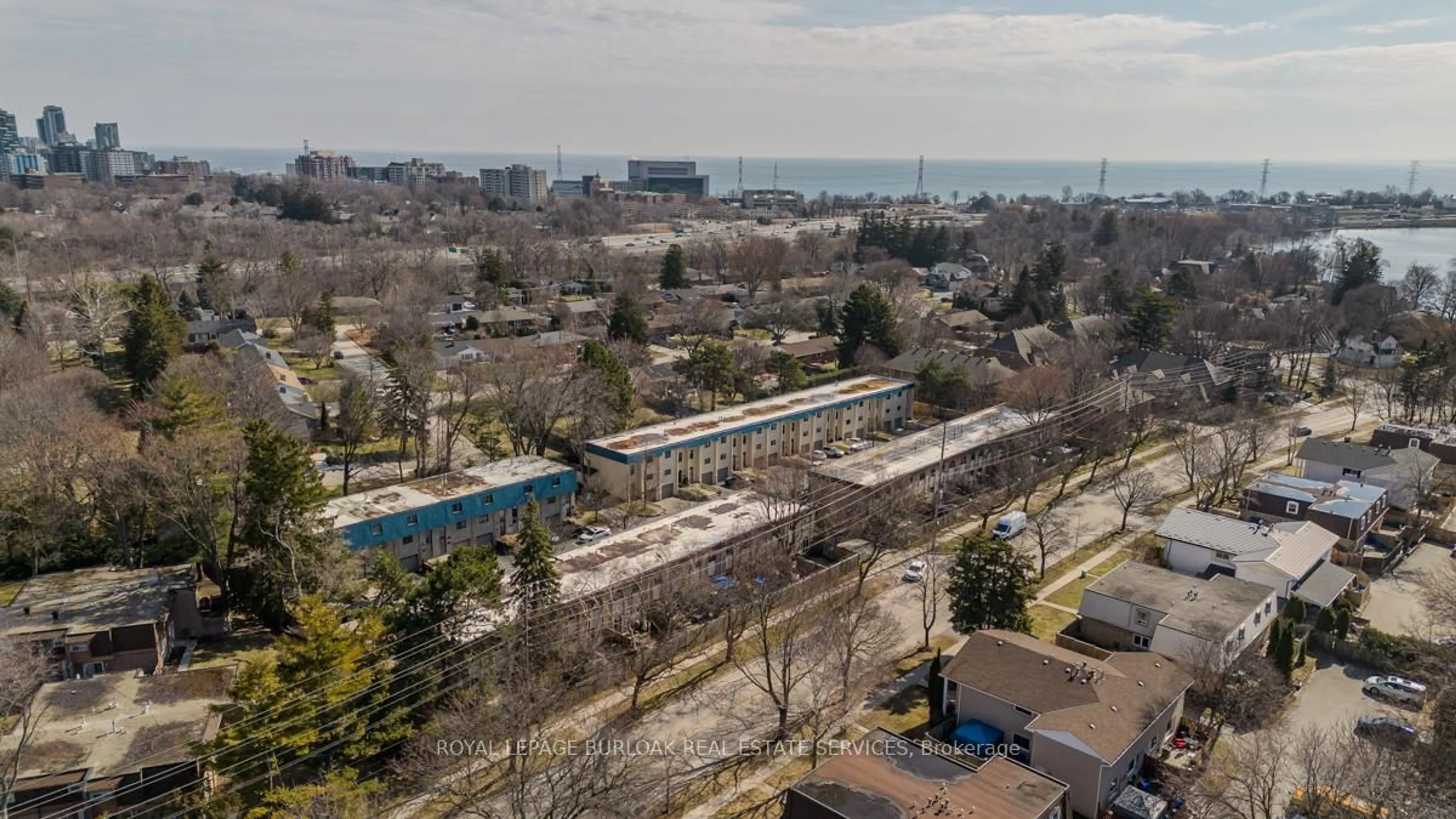 A pic from outside/outdoor area/front of a property/back of a property/a pic from drone, city buildings view from balcony for 621 Francis Rd, Burlington Ontario L7T 3X6