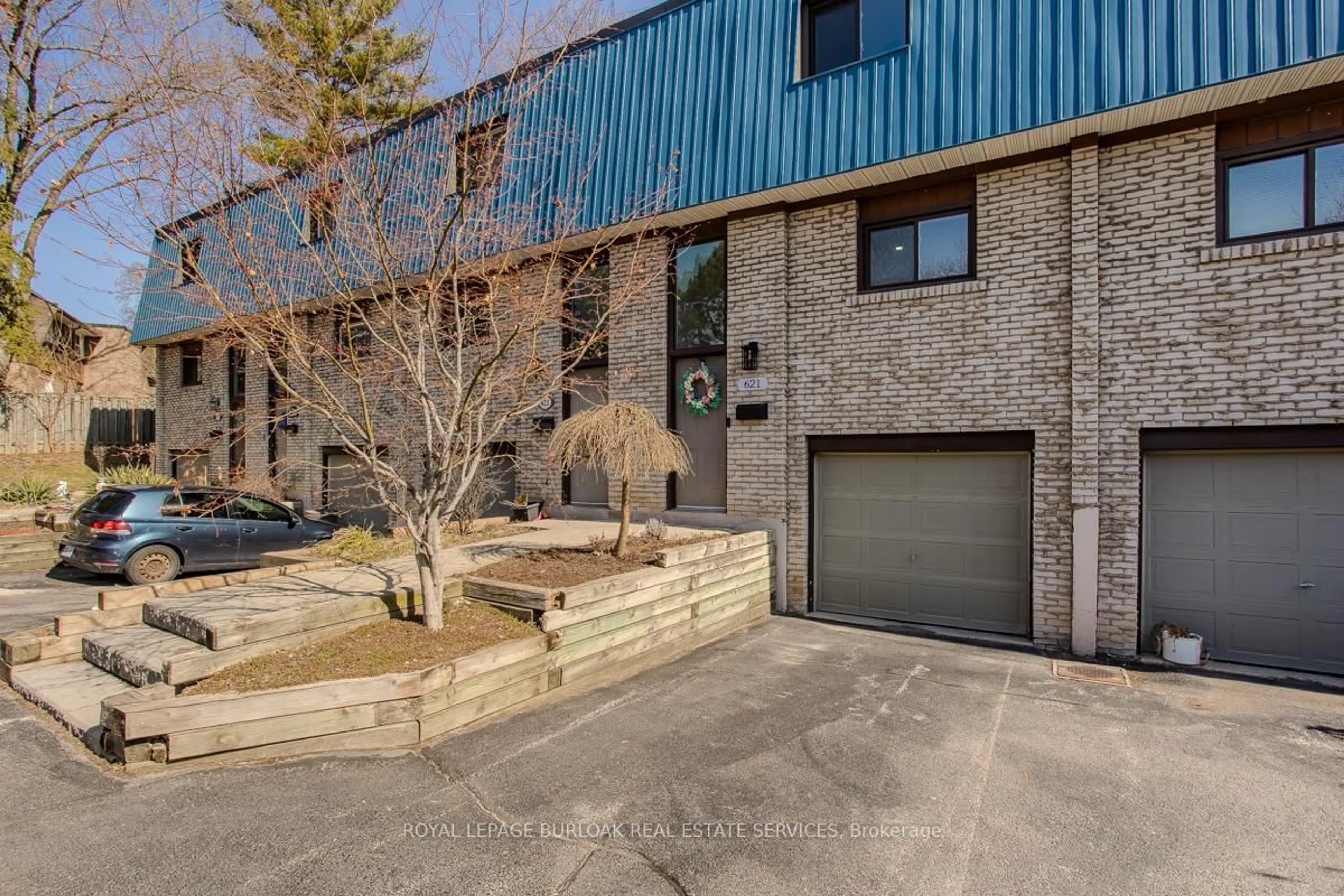 Home with brick exterior material, street for 621 Francis Rd, Burlington Ontario L7T 3X6