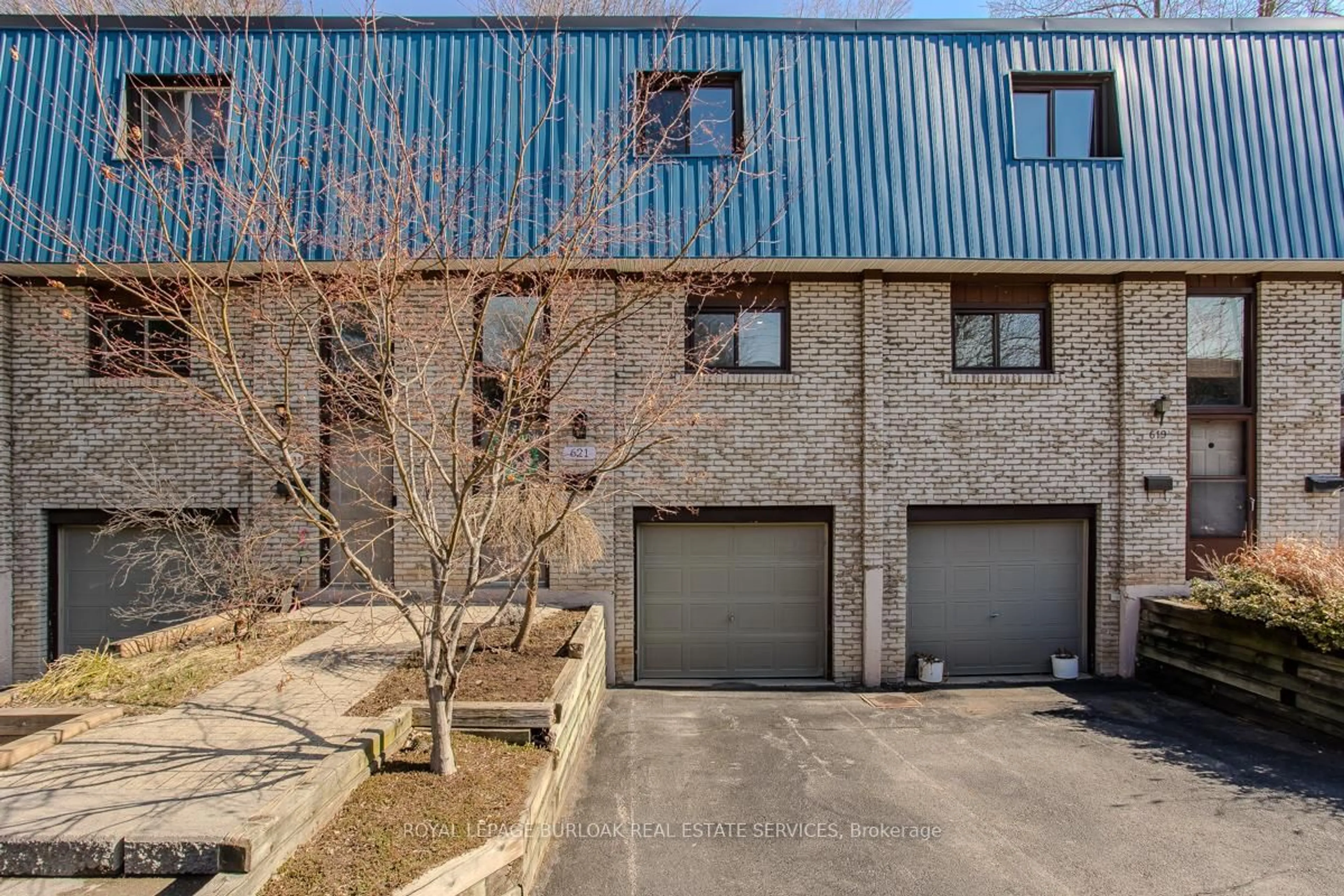 A pic from outside/outdoor area/front of a property/back of a property/a pic from drone, street for 621 Francis Rd, Burlington Ontario L7T 3X6