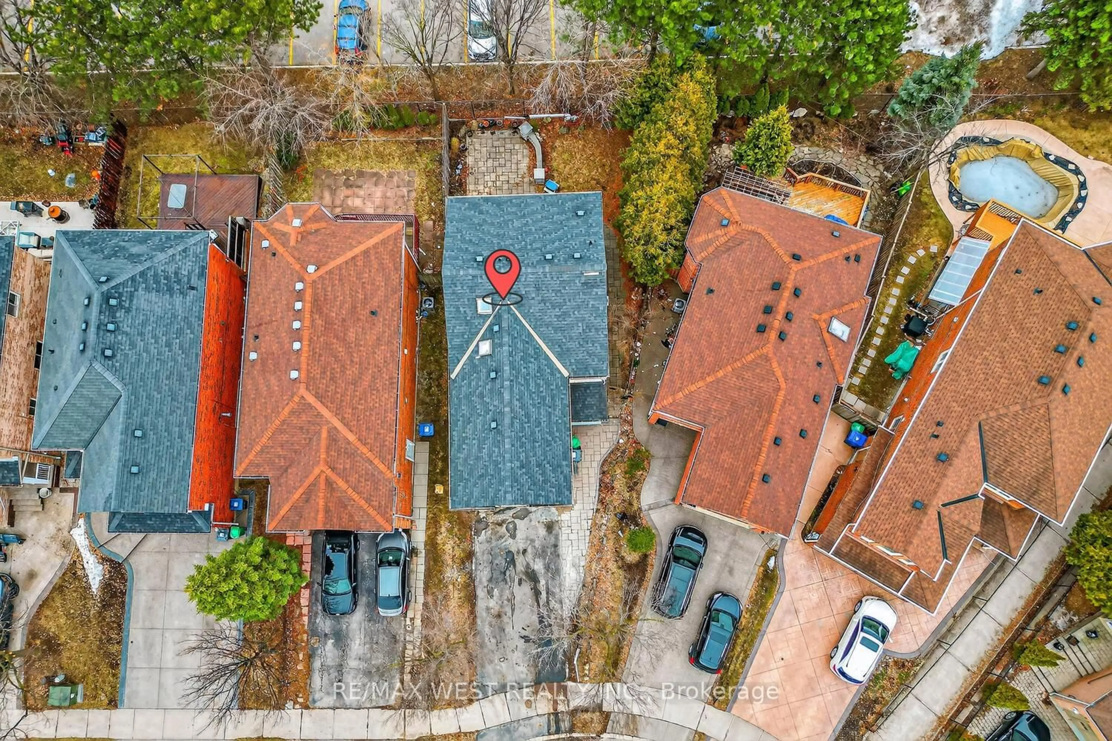 A pic from outside/outdoor area/front of a property/back of a property/a pic from drone, street for 75 Forestgrove Circ, Brampton Ontario L6Z 4T3