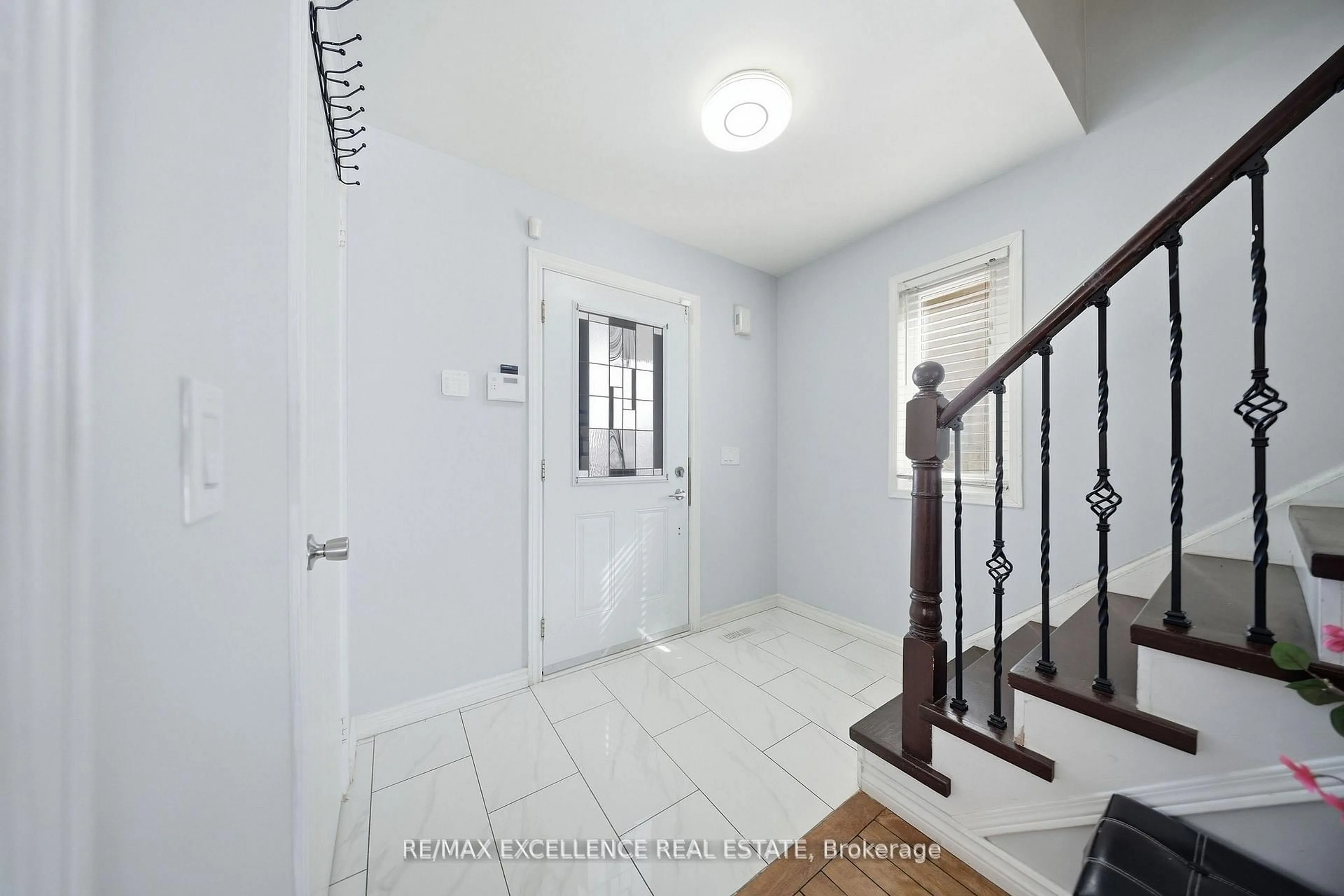 Indoor foyer for 46 Nectarine Cres, Brampton Ontario L6S 5Z1