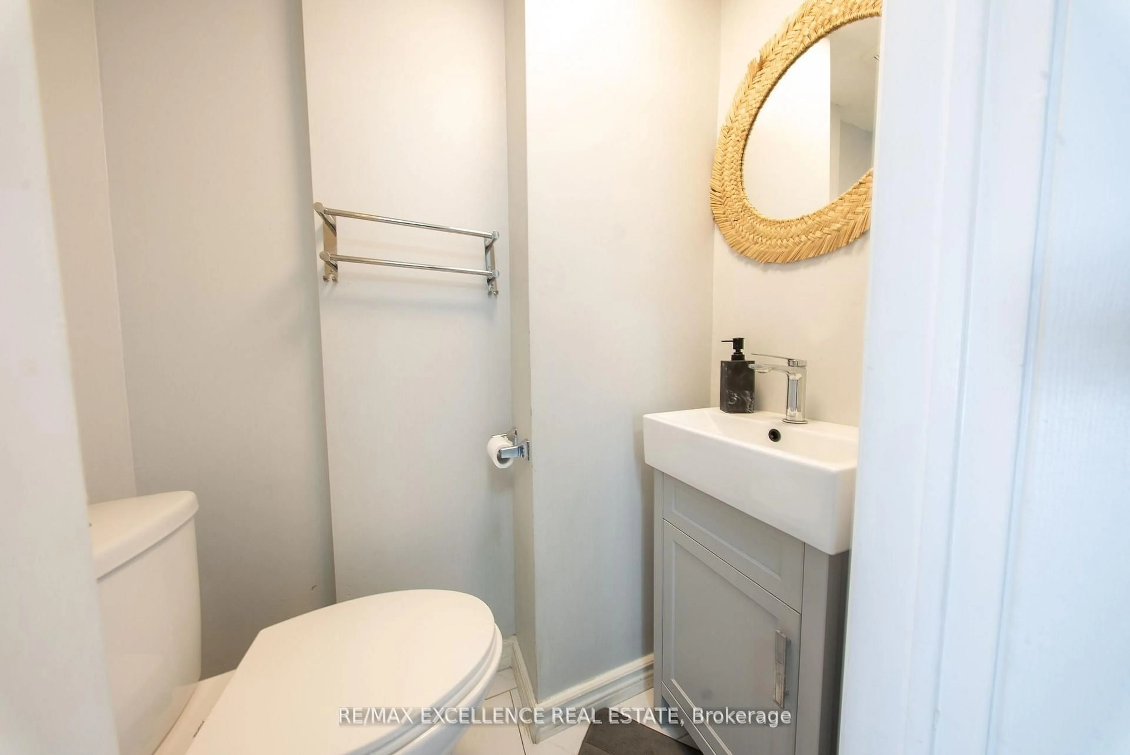 Standard bathroom, ceramic/tile floor for 46 Nectarine Cres, Brampton Ontario L6S 5Z1