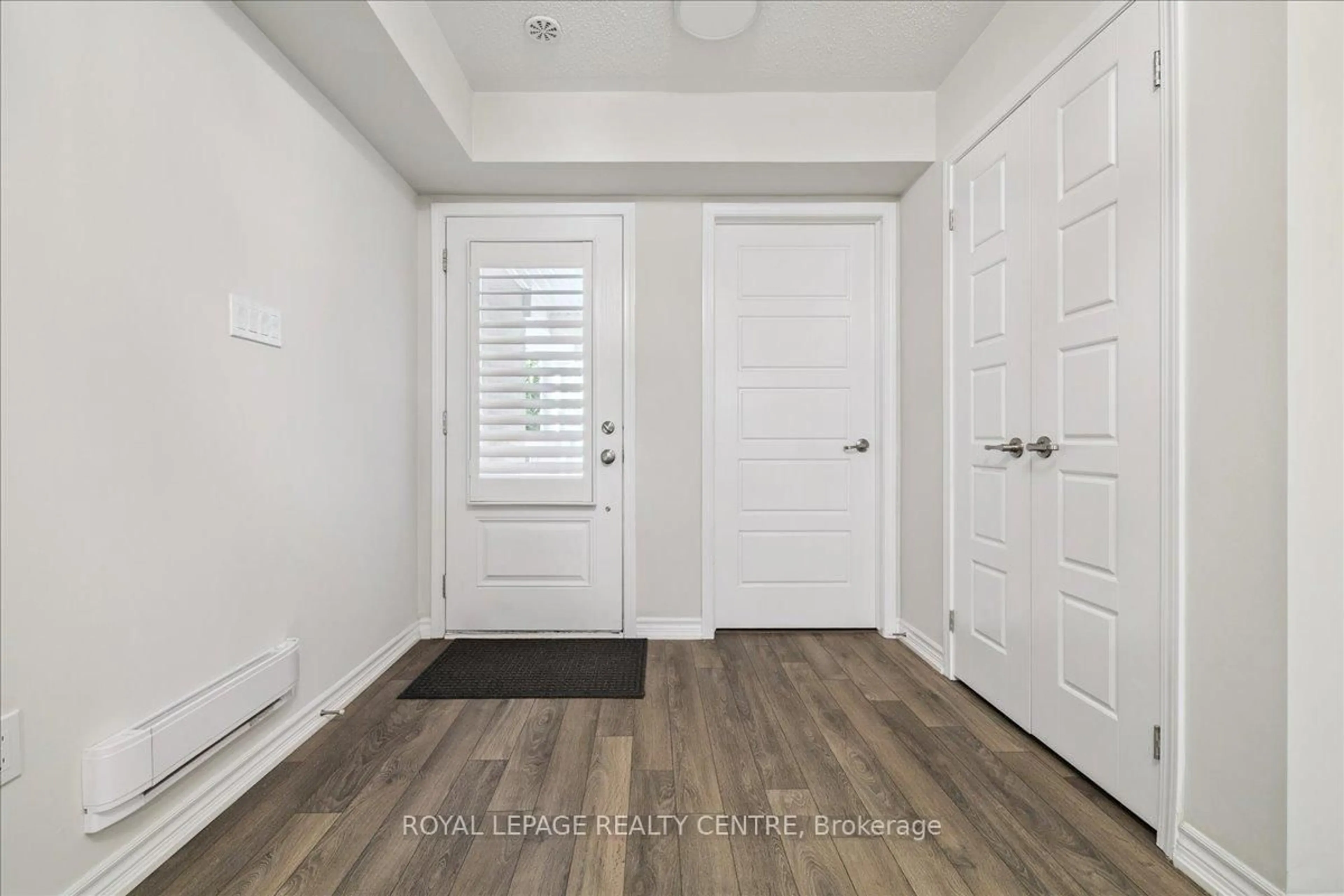 Indoor entryway for 3087 Mistletoe Gdns, Oakville Ontario L6M 0Y7