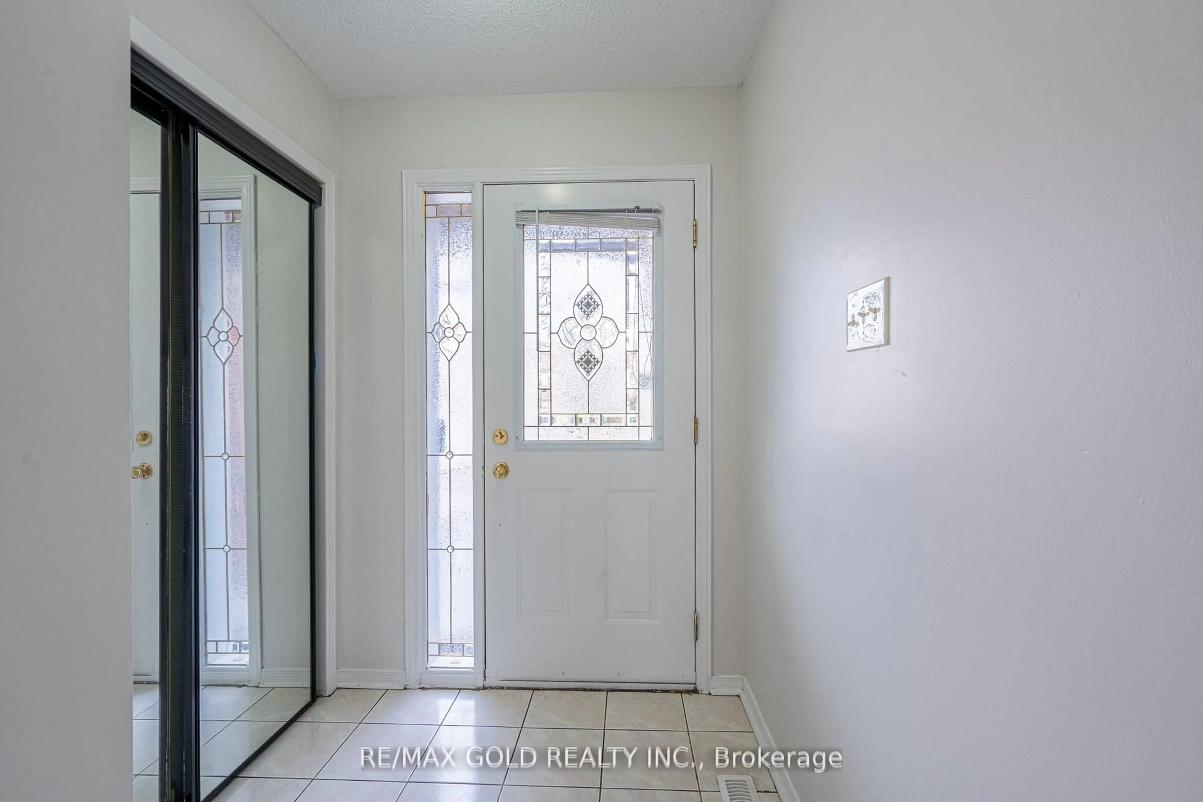 Indoor entryway for 94 Bighorn Cres, Brampton Ontario L6R 1G7