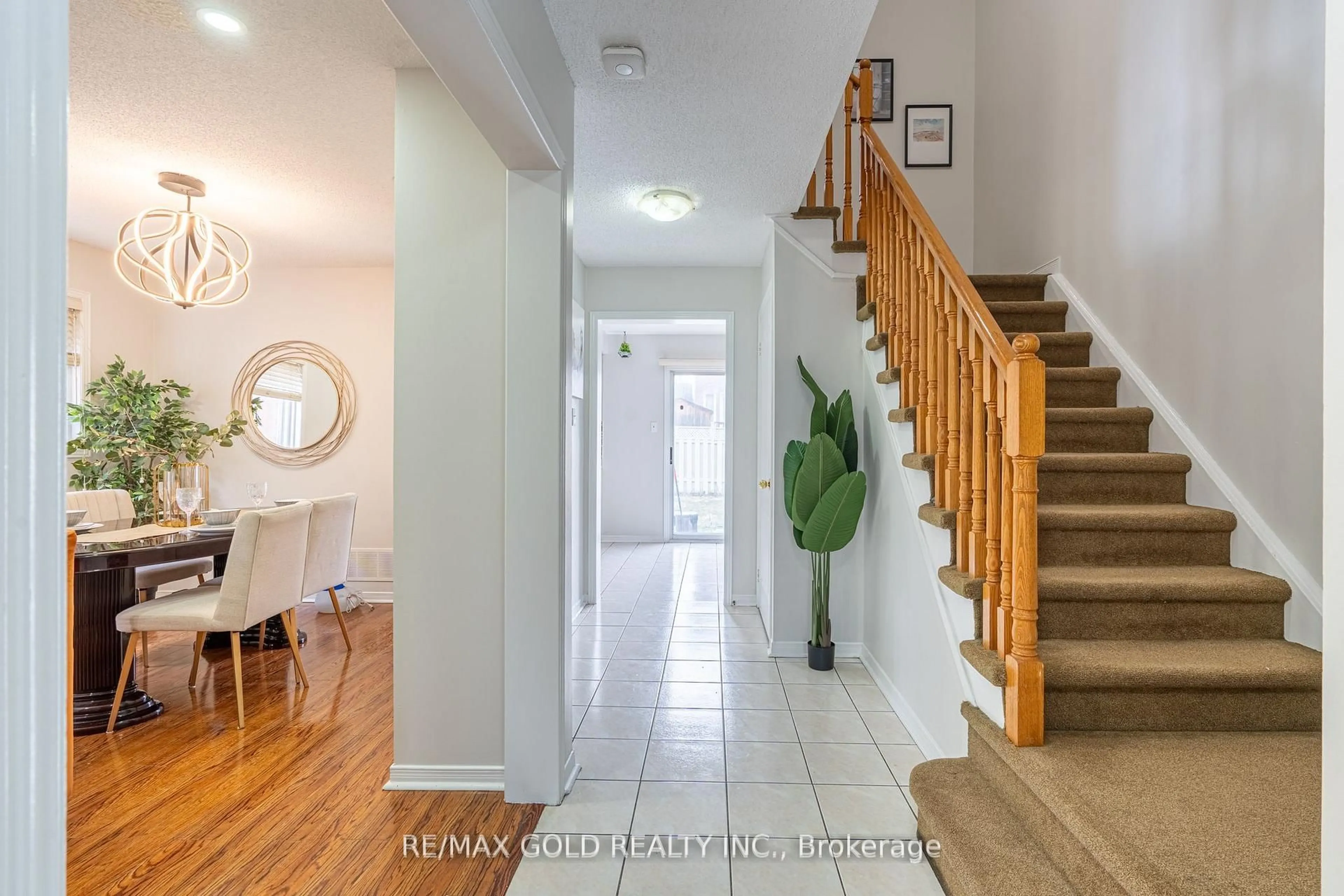 Indoor entryway for 94 Bighorn Cres, Brampton Ontario L6R 1G7