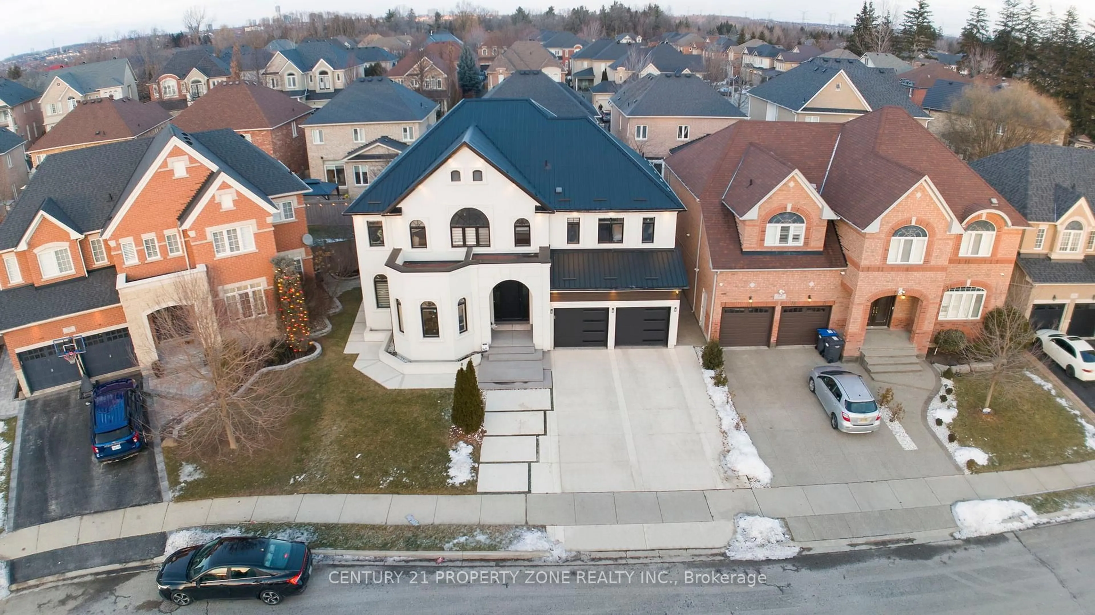 A pic from outside/outdoor area/front of a property/back of a property/a pic from drone, street for 30 Grouse Lane, Brampton Ontario L6Y 5L1