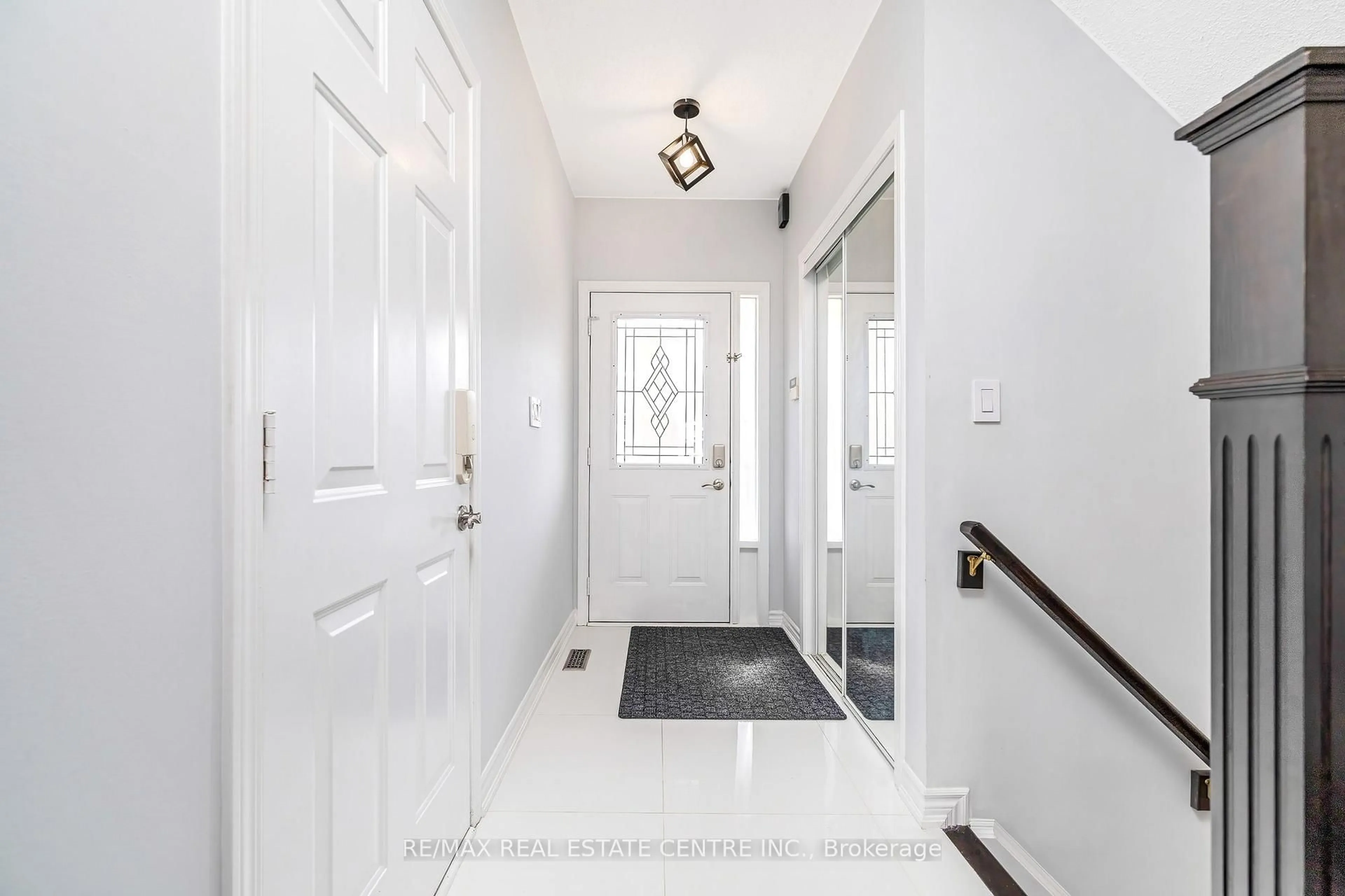 Indoor entryway for 1617 Cartwright Cres, Milton Ontario L9T 5N6