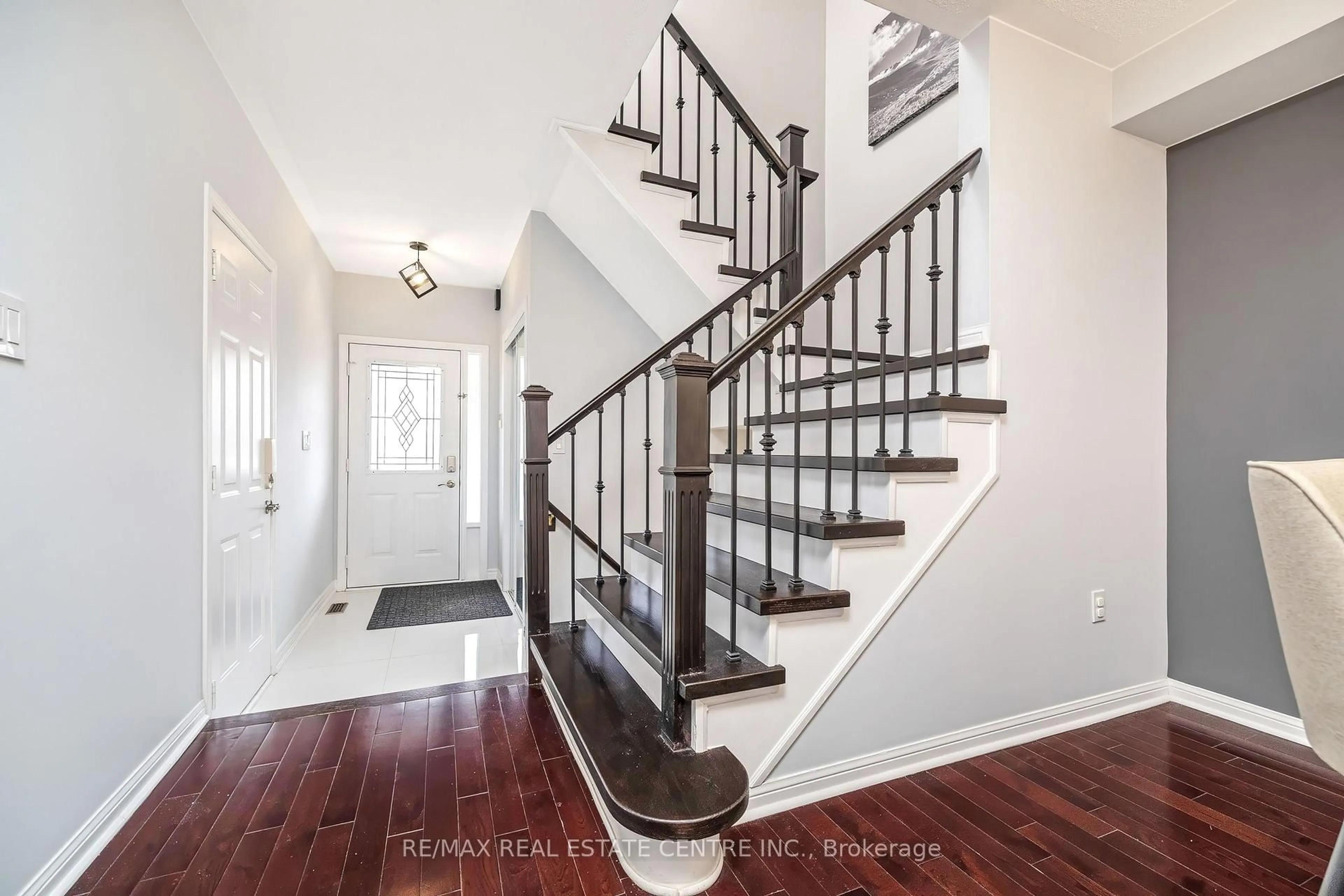 Stairs for 1617 Cartwright Cres, Milton Ontario L9T 5N6