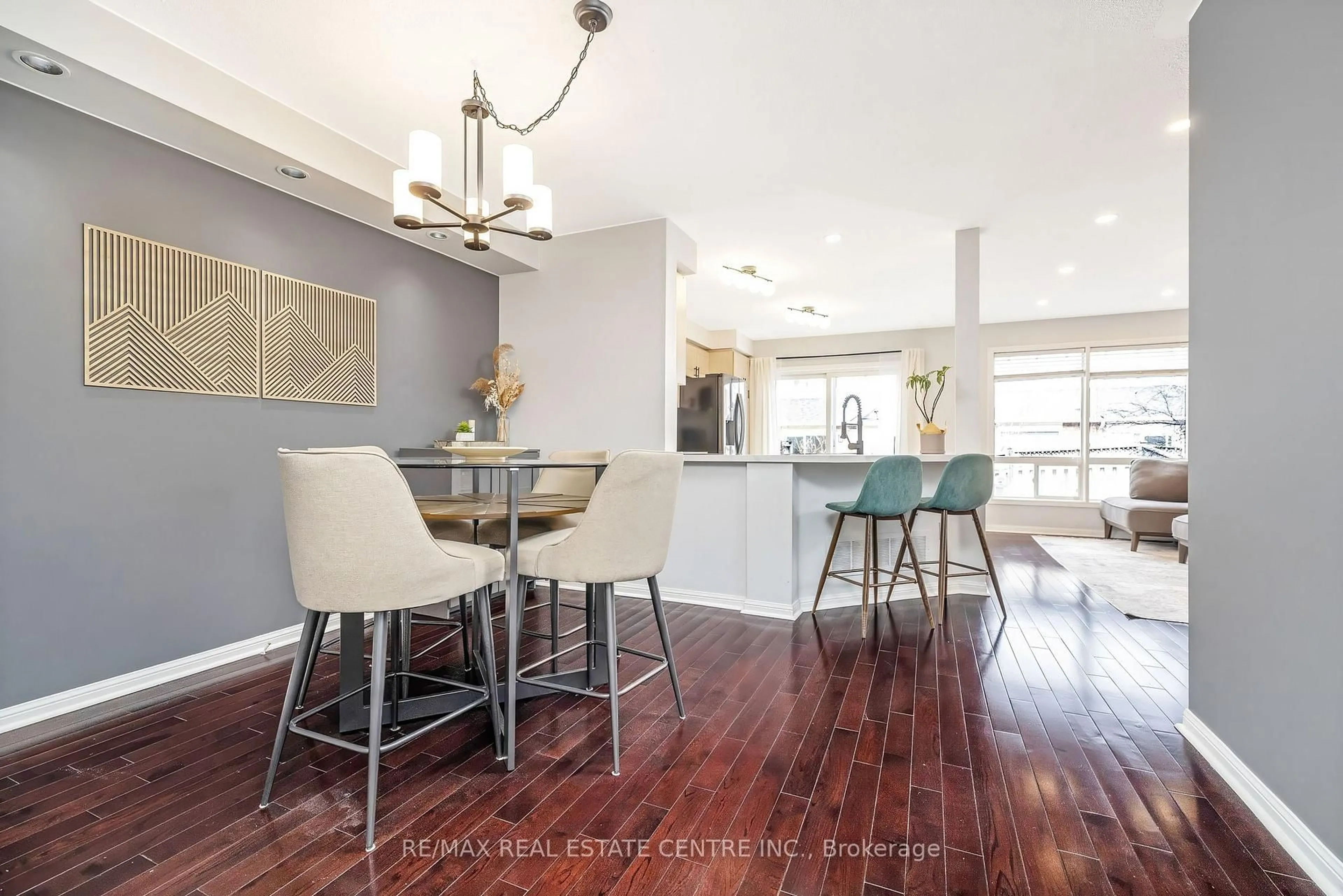 Open concept kitchen, wood/laminate floor for 1617 Cartwright Cres, Milton Ontario L9T 5N6