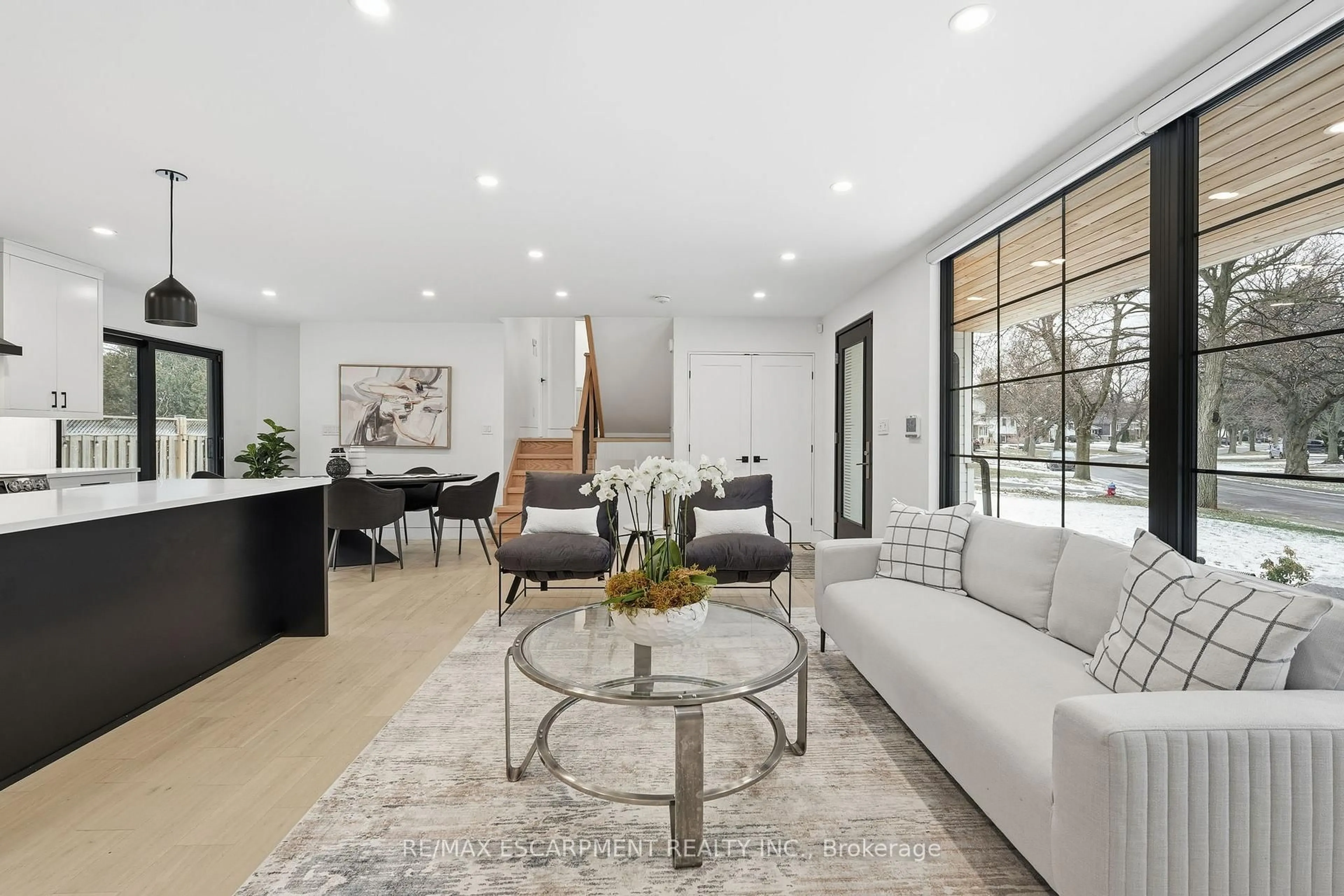 Living room with furniture, unknown for 5135 Mulberry Dr, Burlington Ontario L7L 3P5