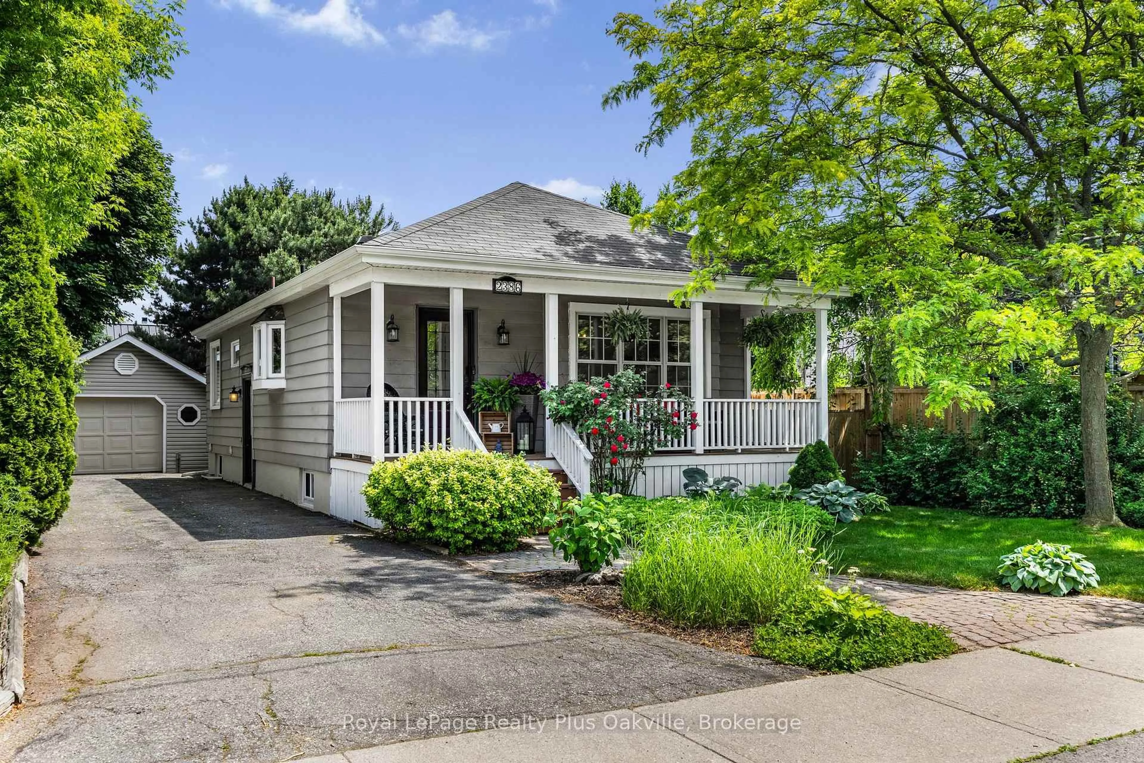 Home with vinyl exterior material, street for 2386 Rebecca St, Oakville Ontario L6L 2A9