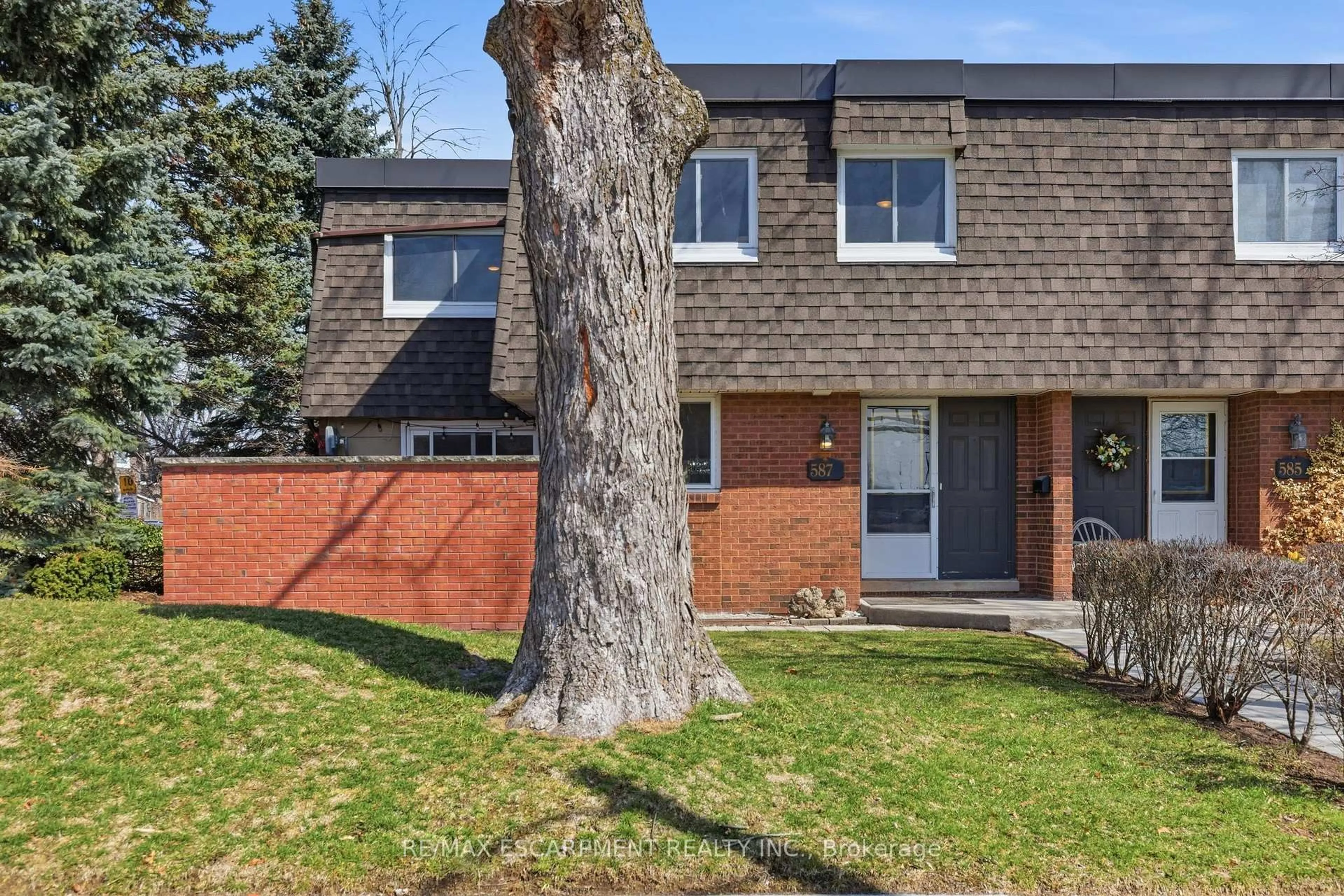Home with brick exterior material, street for 587 Timber Lane, Burlington Ontario L7L 4B1