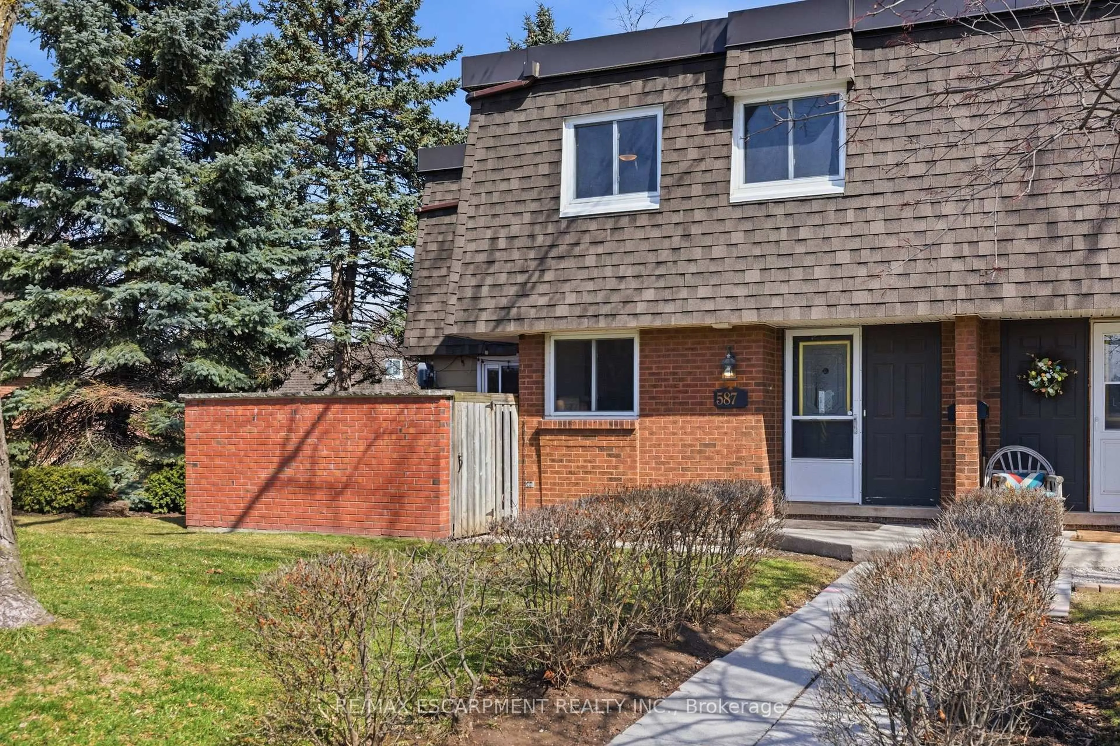 Home with brick exterior material, street for 587 Timber Lane, Burlington Ontario L7L 4B1
