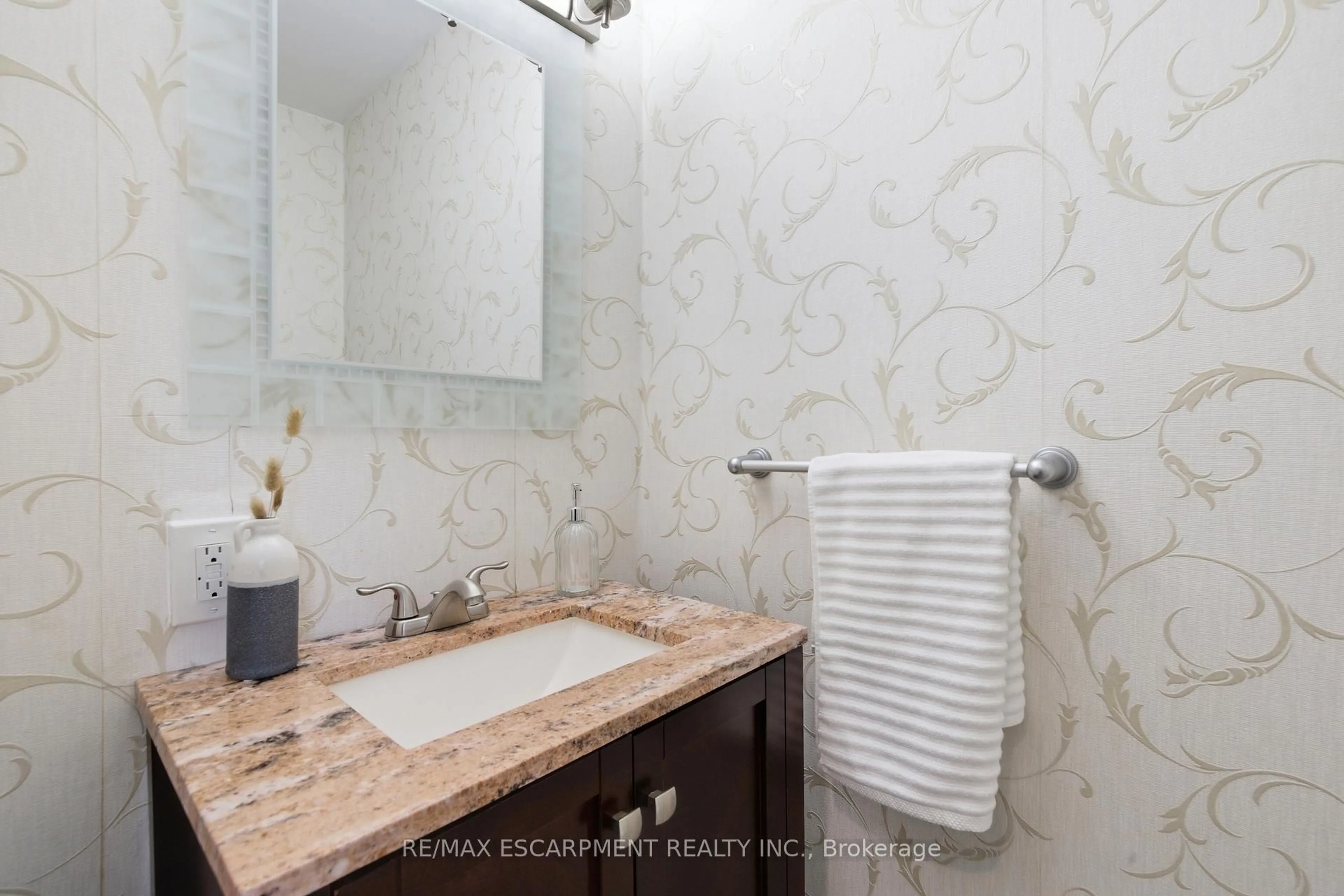 Standard bathroom, ceramic/tile floor for 587 Timber Lane, Burlington Ontario L7L 4B1
