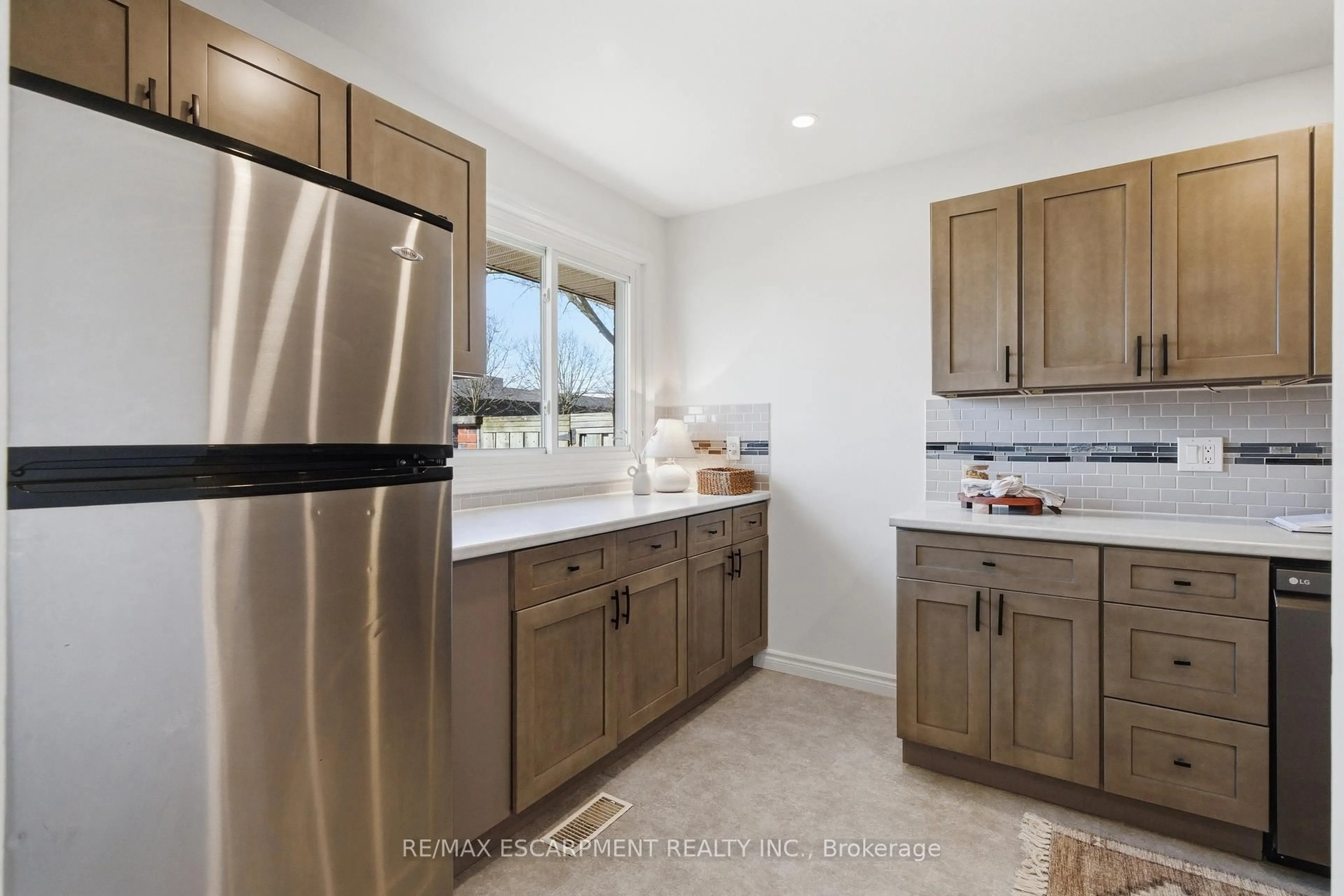 Standard kitchen, ceramic/tile floor for 587 Timber Lane, Burlington Ontario L7L 4B1