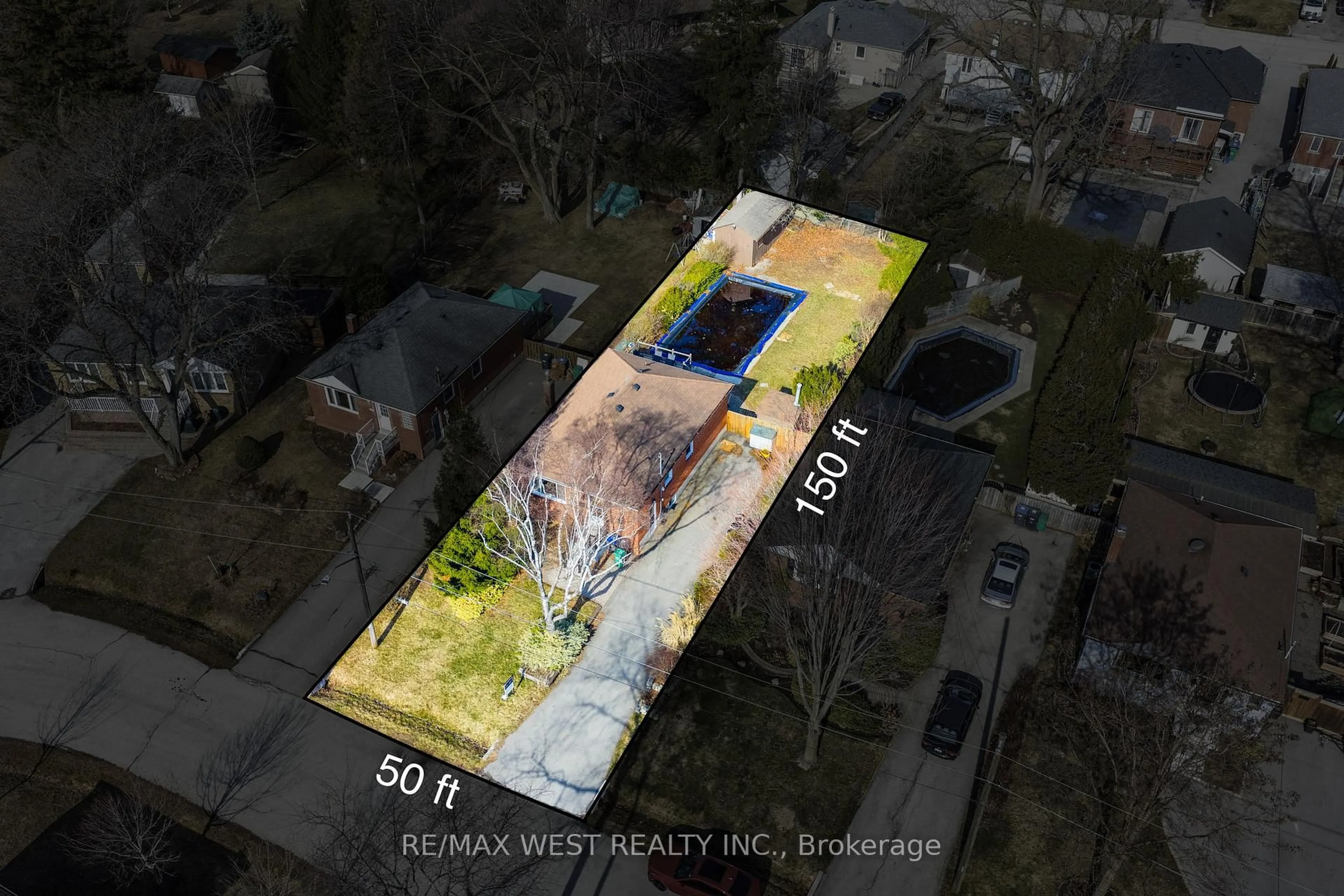 A pic from outside/outdoor area/front of a property/back of a property/a pic from drone, street for 559 Drymen Cres, Mississauga Ontario L5G 2N9