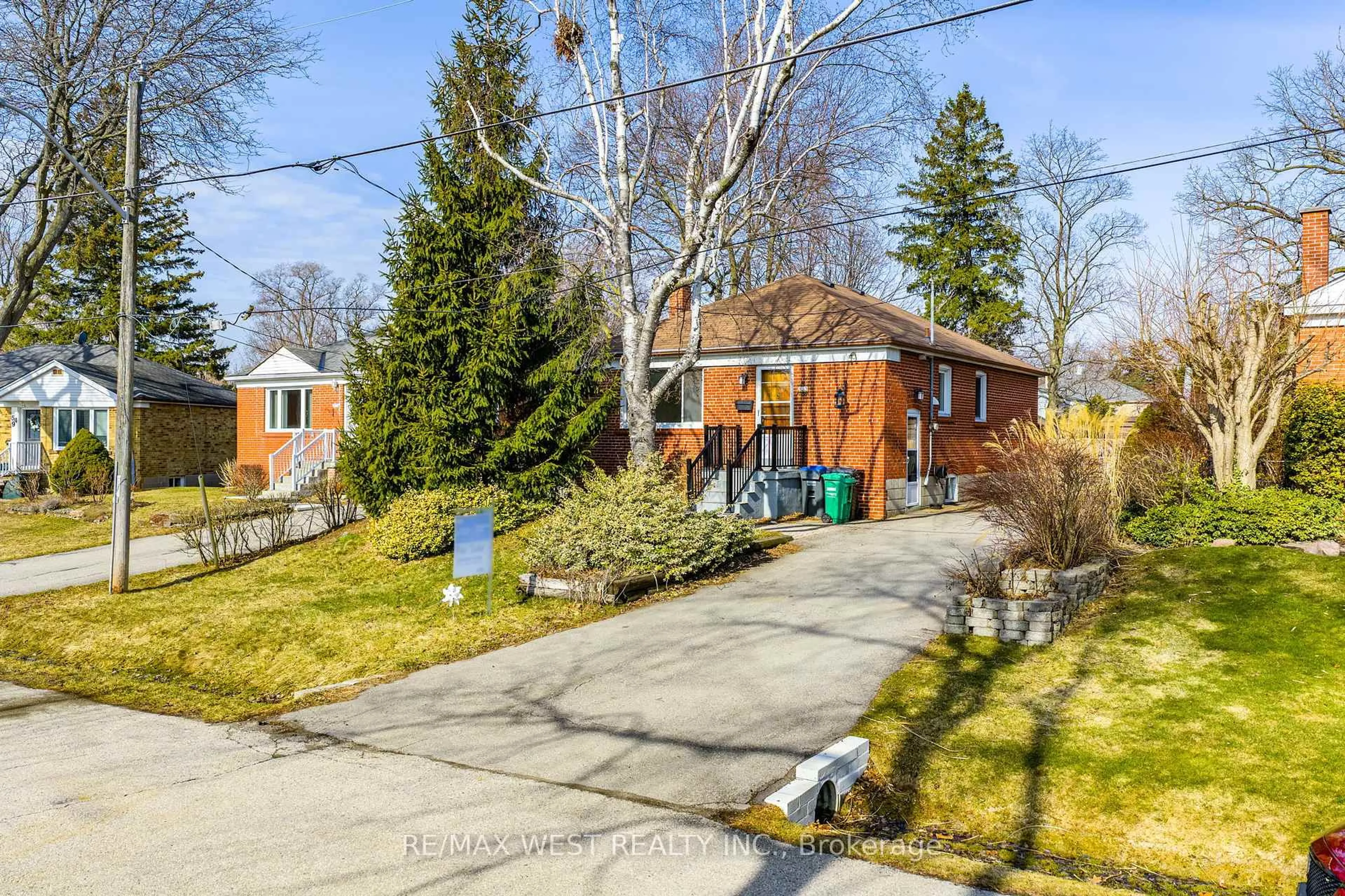 A pic from outside/outdoor area/front of a property/back of a property/a pic from drone, street for 559 Drymen Cres, Mississauga Ontario L5G 2N9