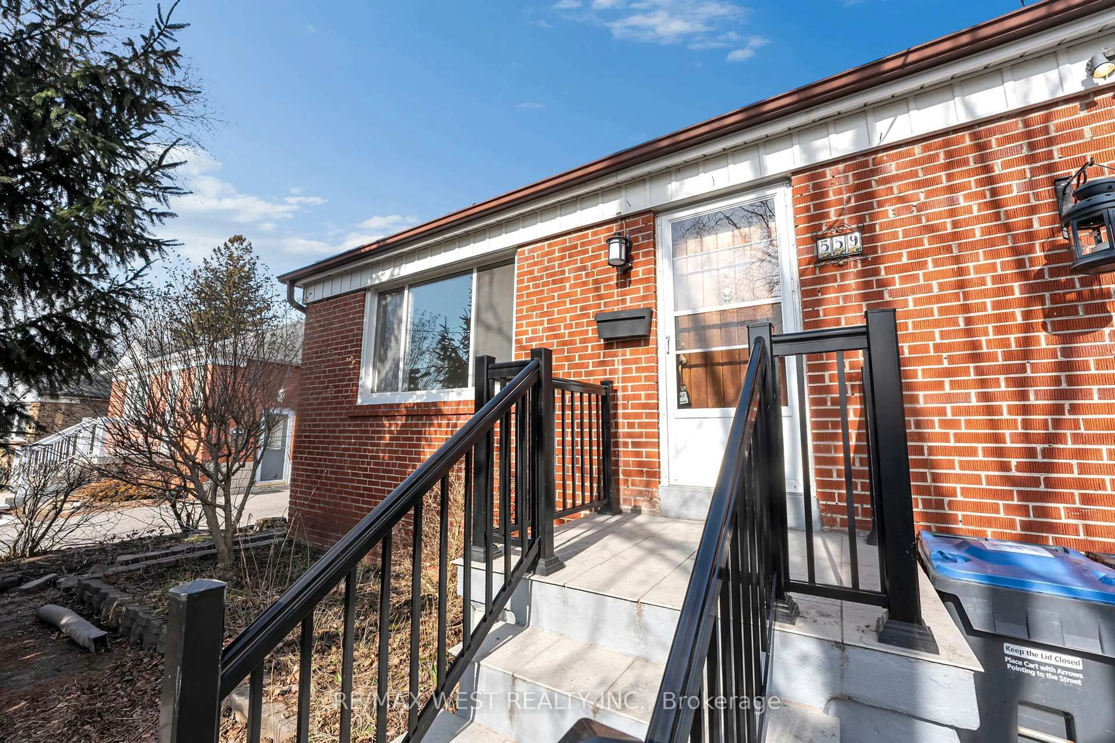 Home with brick exterior material, street for 559 Drymen Cres, Mississauga Ontario L5G 2N9