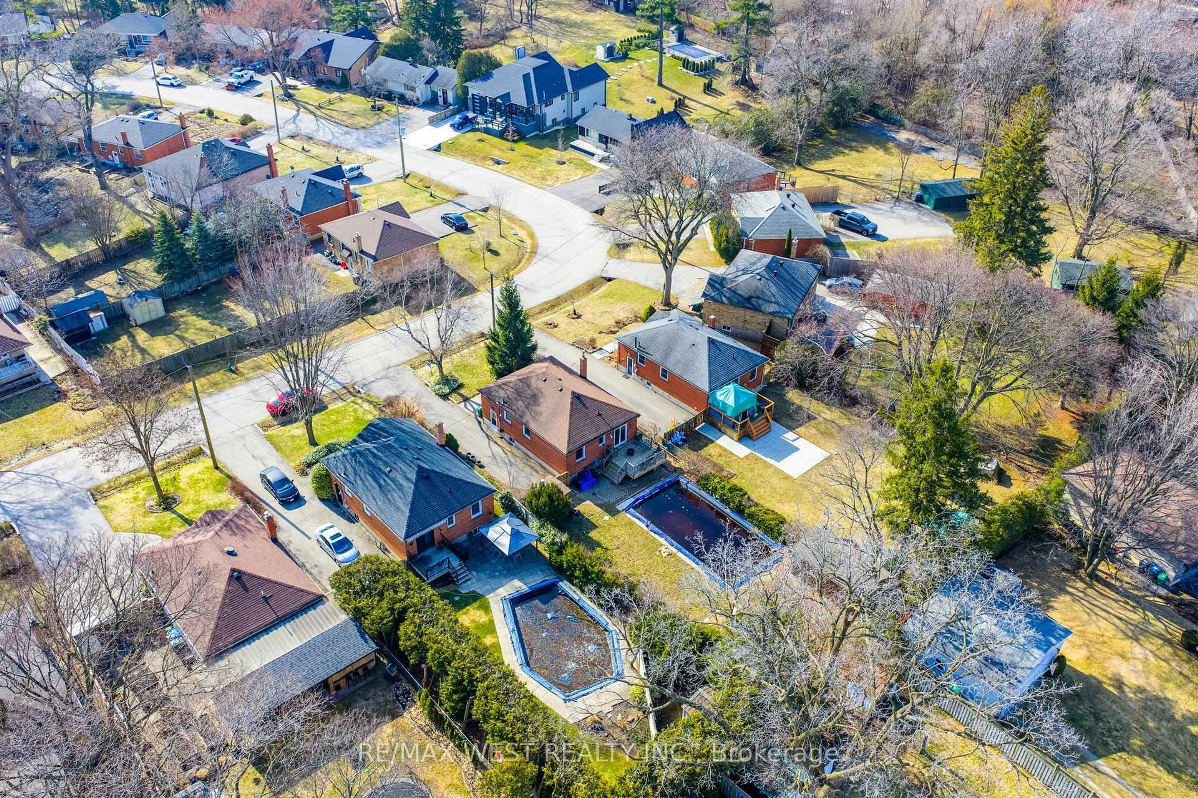 A pic from outside/outdoor area/front of a property/back of a property/a pic from drone, street for 559 Drymen Cres, Mississauga Ontario L5G 2N9