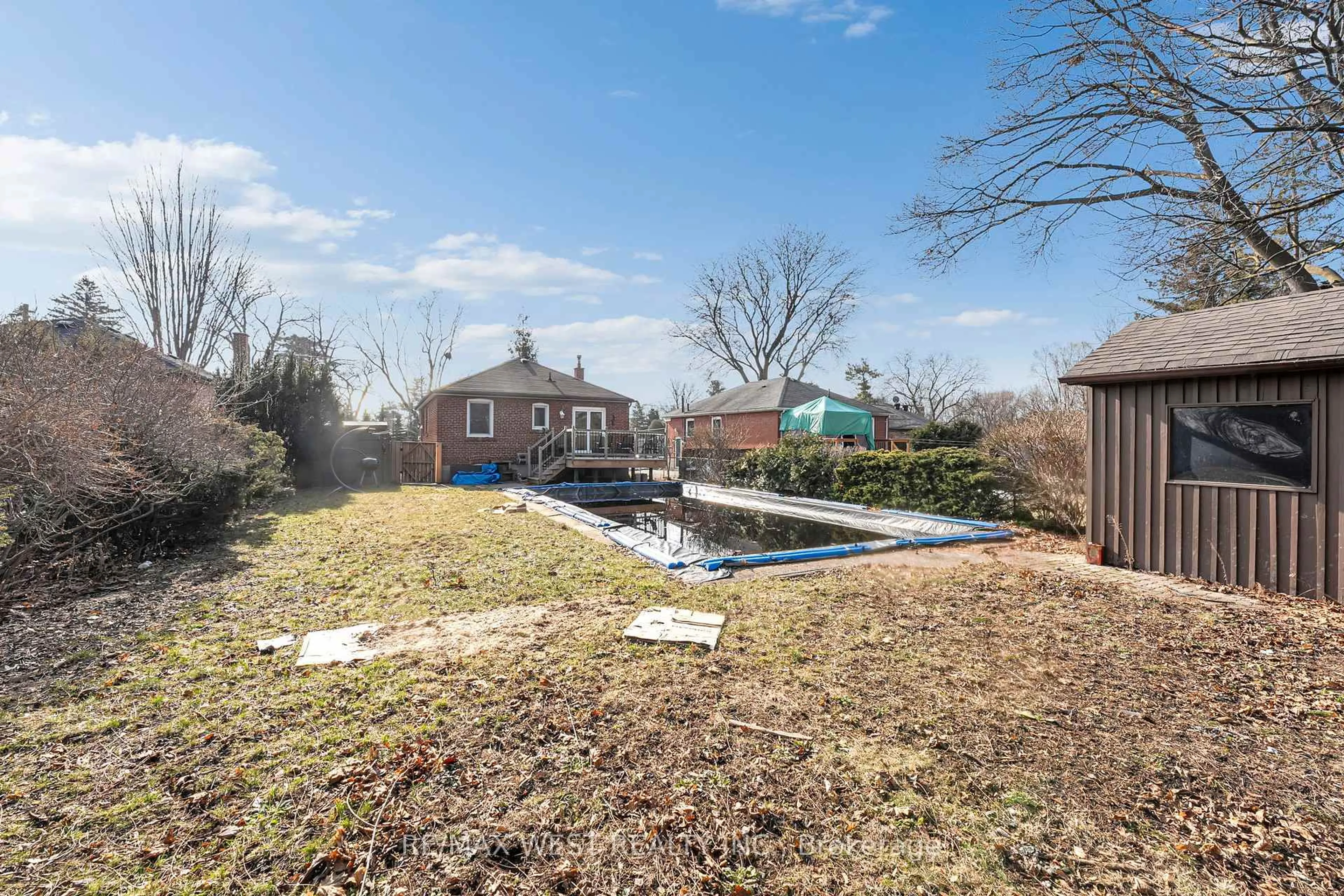 Pool for 559 Drymen Cres, Mississauga Ontario L5G 2N9