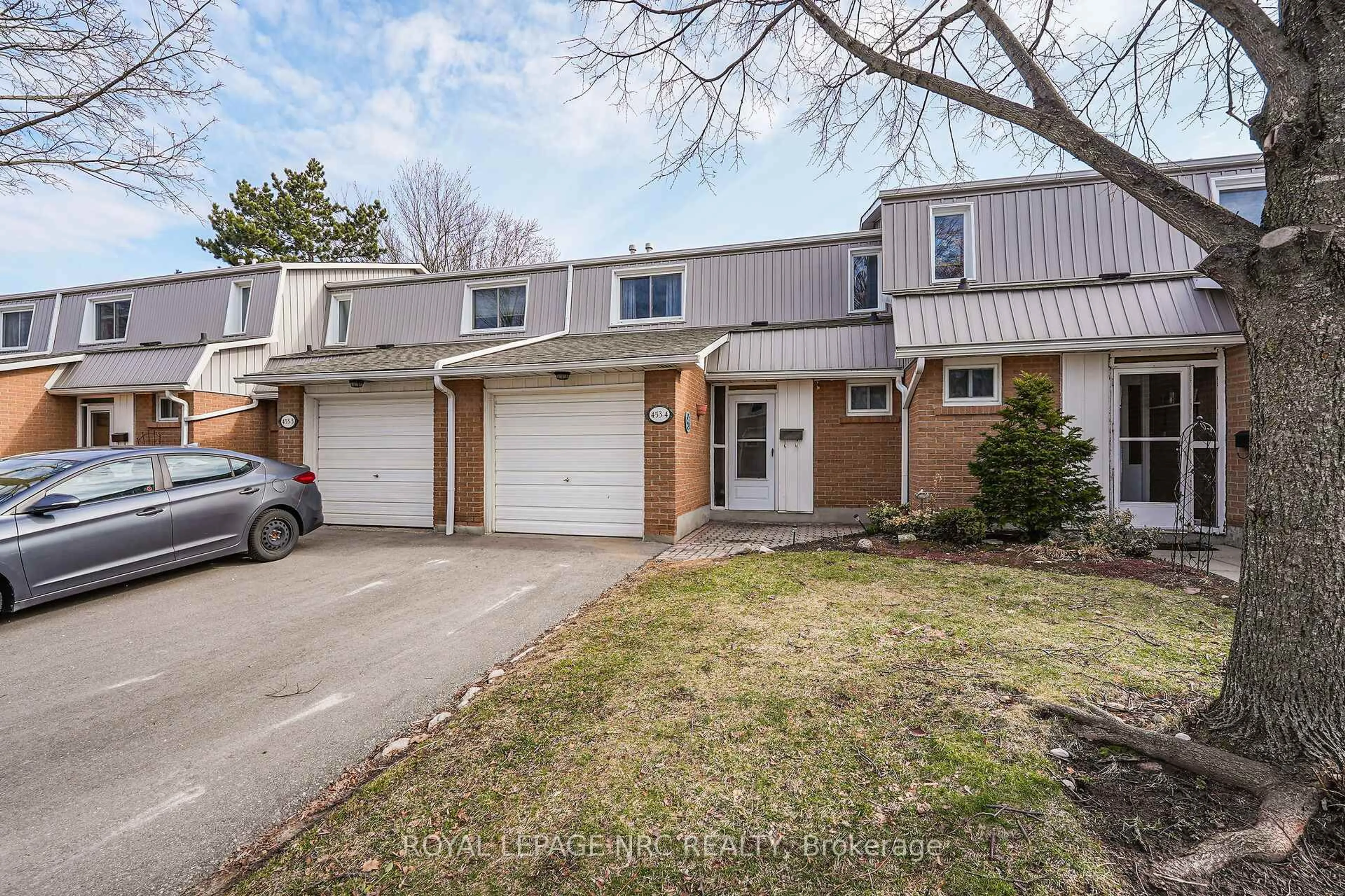 Home with brick exterior material, street for 453 Woodview Rd #4, Burlington Ontario L7N 2Z9