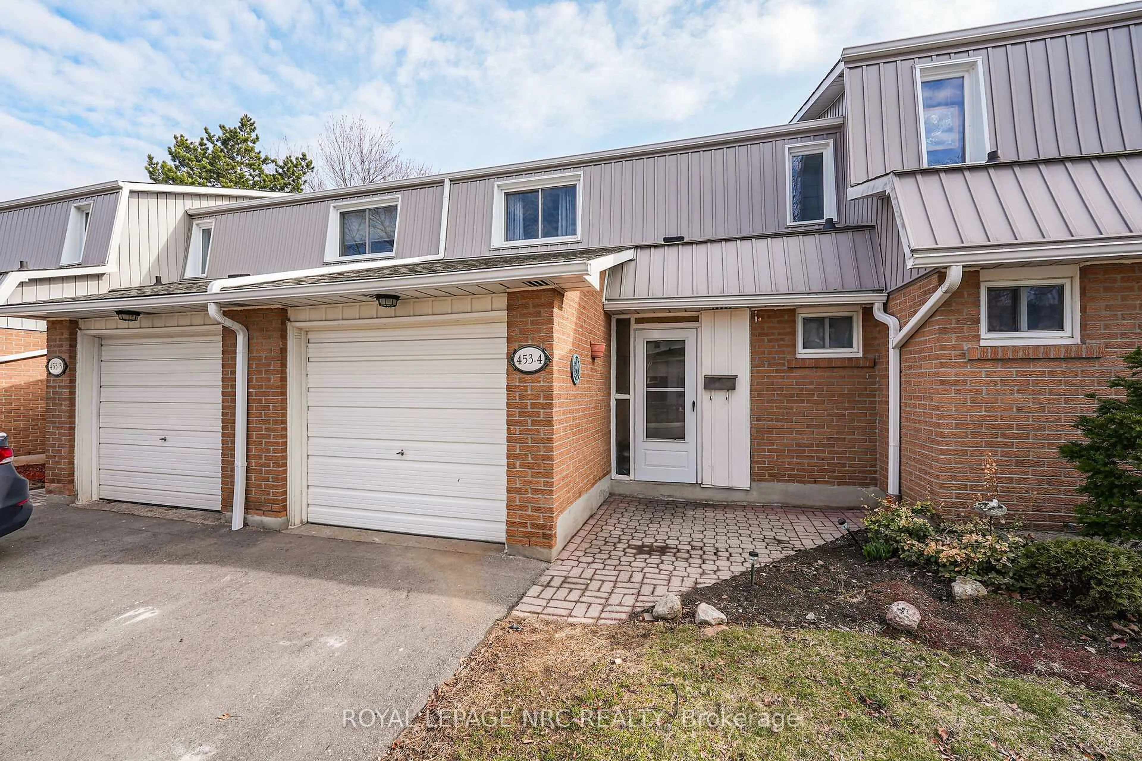 Home with brick exterior material, street for 453 Woodview Rd #4, Burlington Ontario L7N 2Z9
