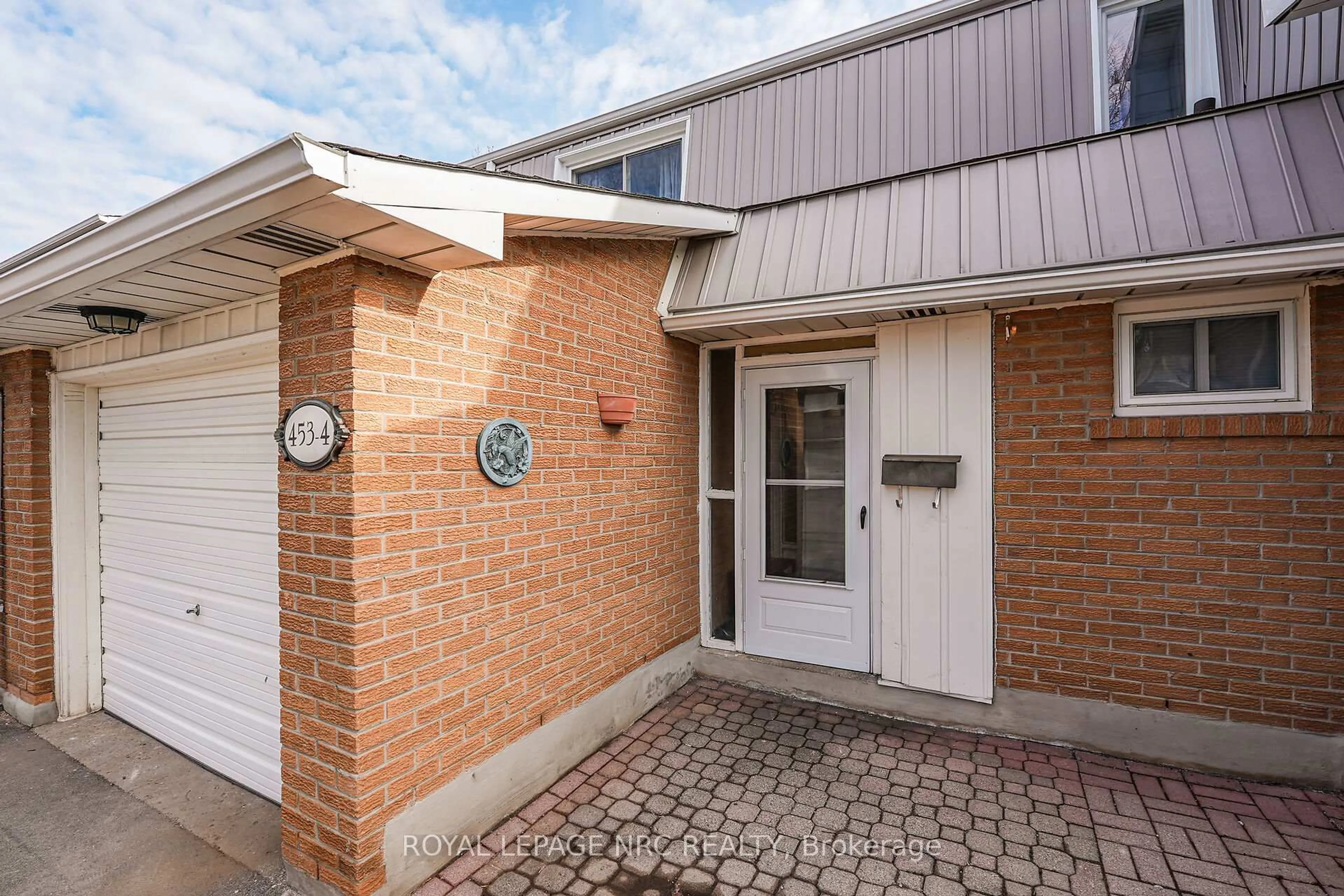 Home with brick exterior material, street for 453 Woodview Rd #4, Burlington Ontario L7N 2Z9