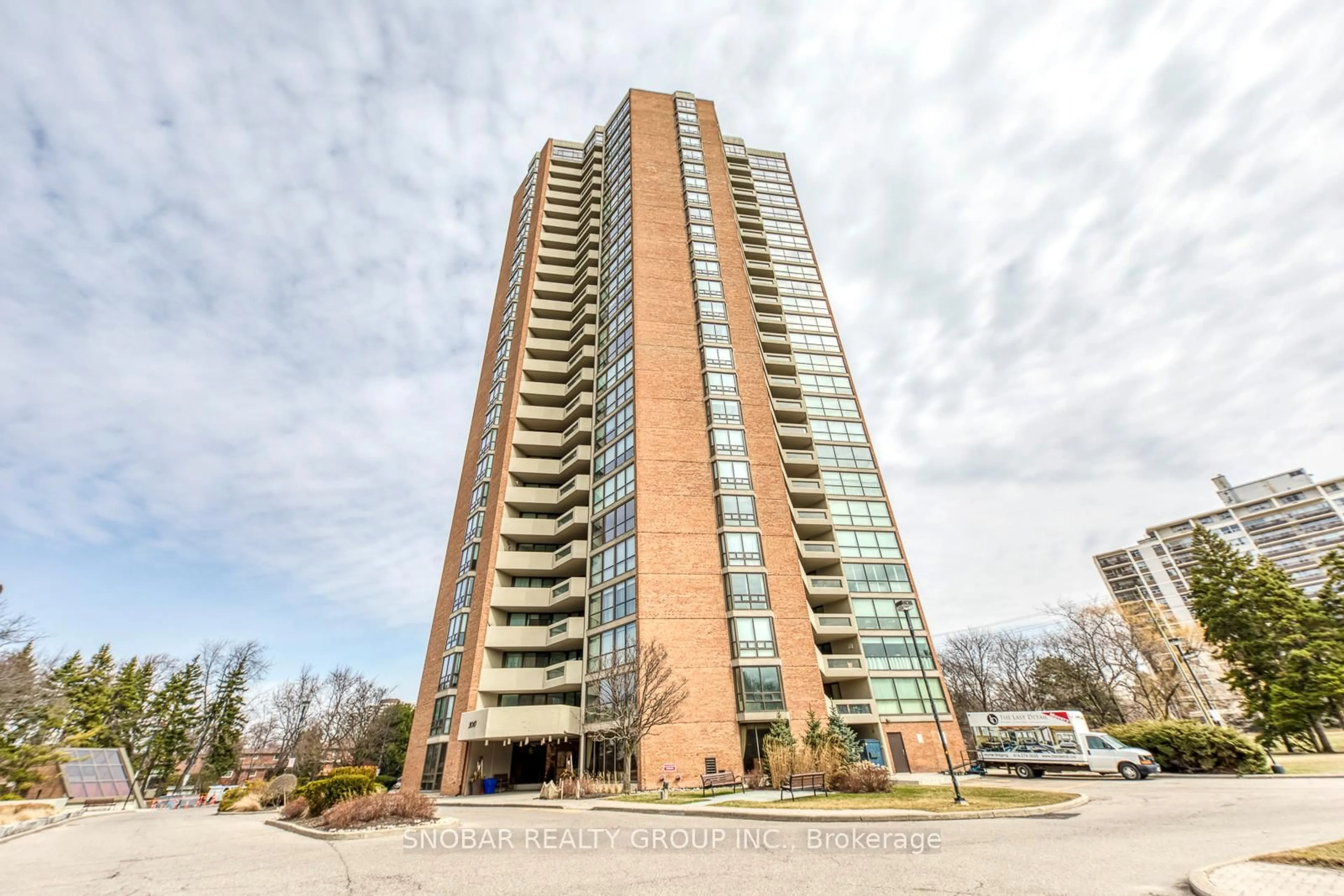 Indoor foyer for 2010 Islington Ave #2102, Toronto Ontario M9P 3S8