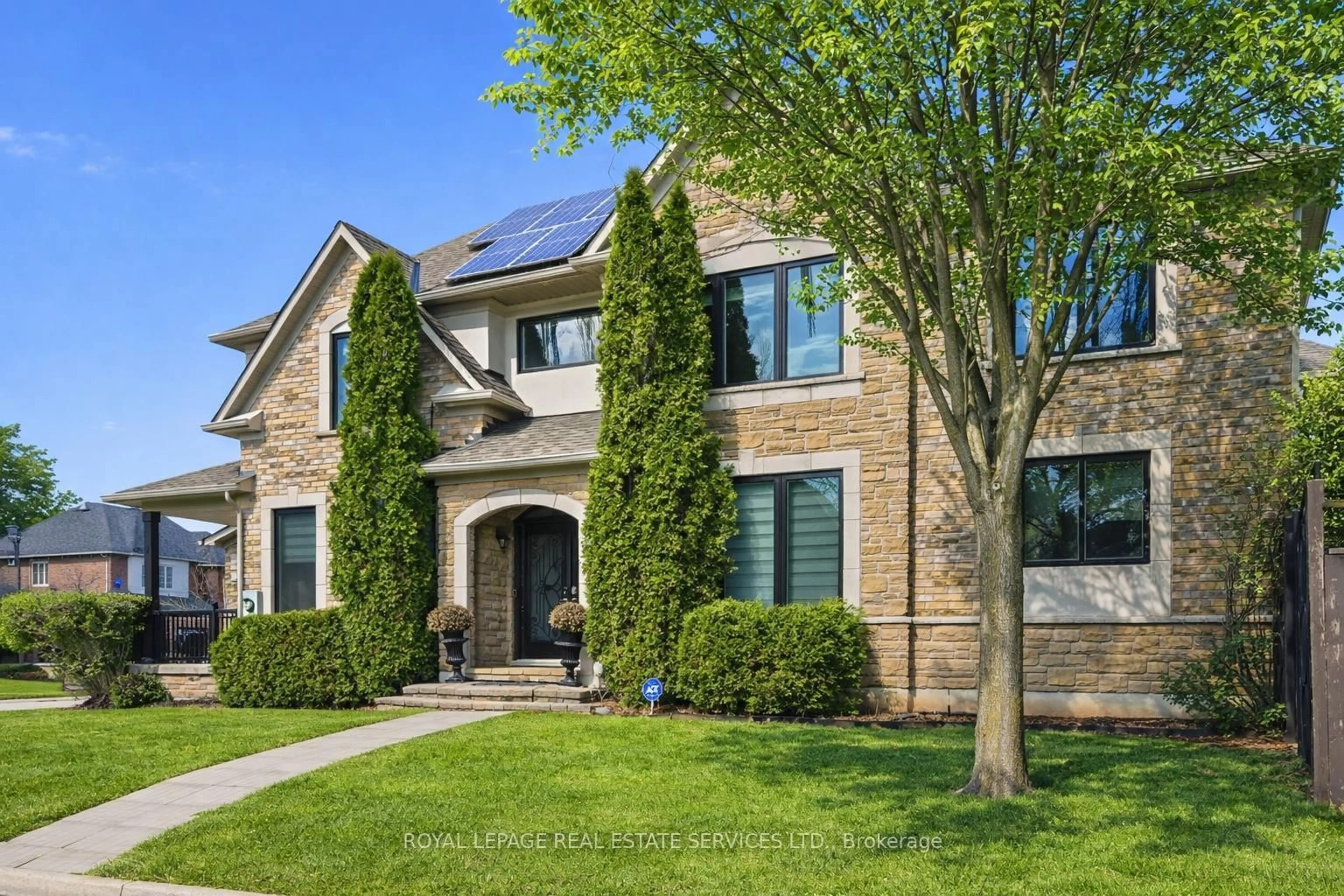 Home with brick exterior material, street for 2353 Woodcrest Dr, Oakville Ontario L6M 4S2