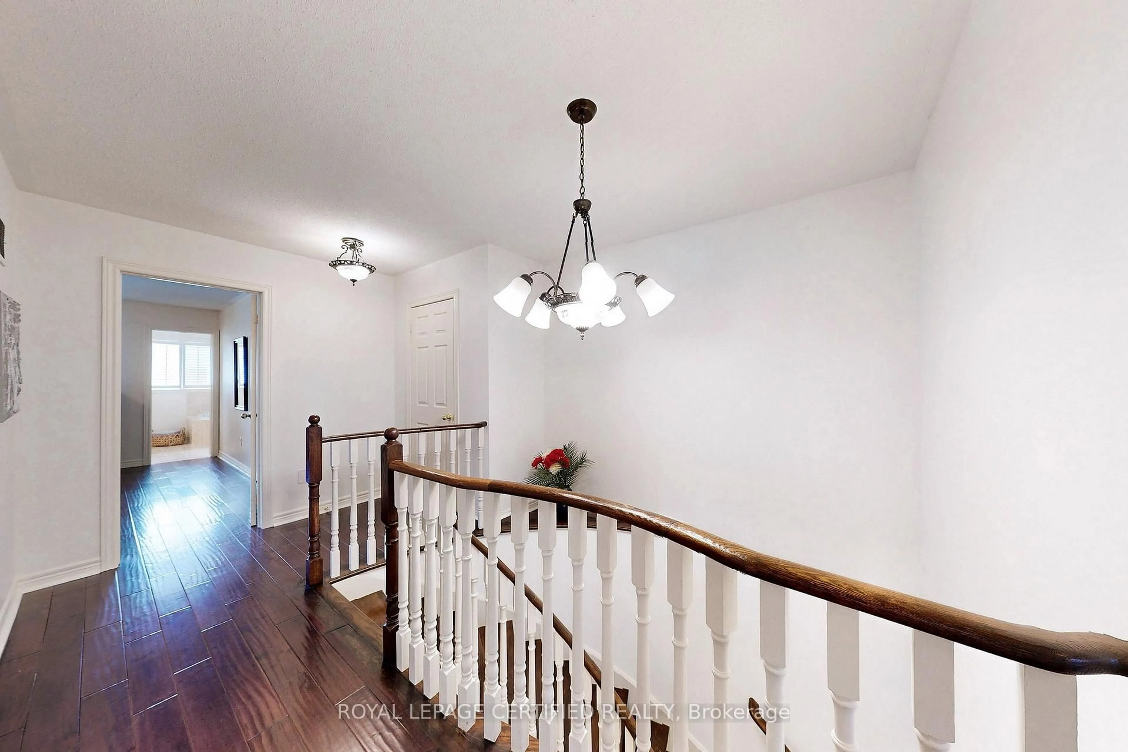 Indoor foyer for 8 Grapevine Rd, Caledon Ontario L7E 2L2