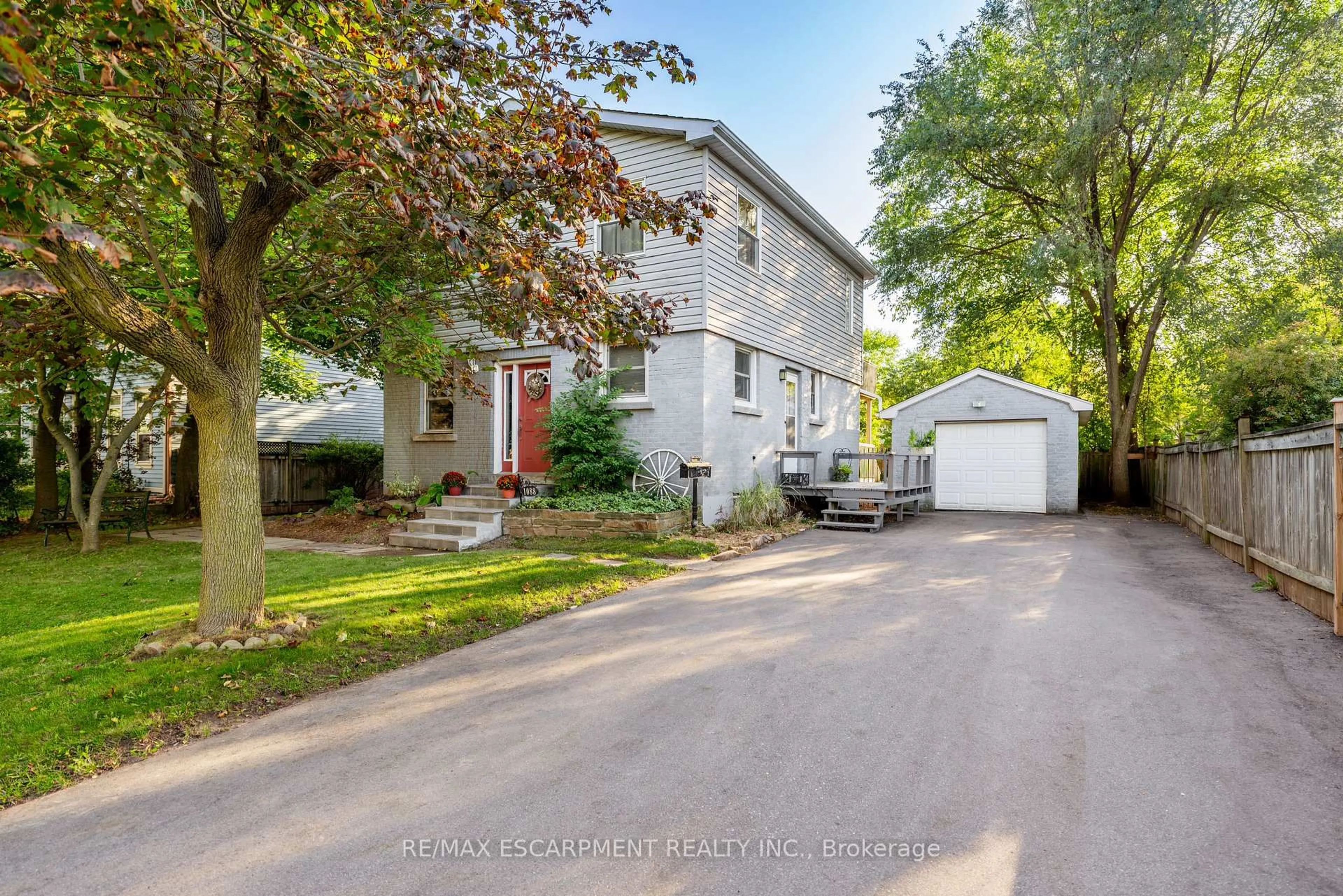 A pic from outside/outdoor area/front of a property/back of a property/a pic from drone, street for 1088 Truman Ave, Oakville Ontario L6H 1Y6
