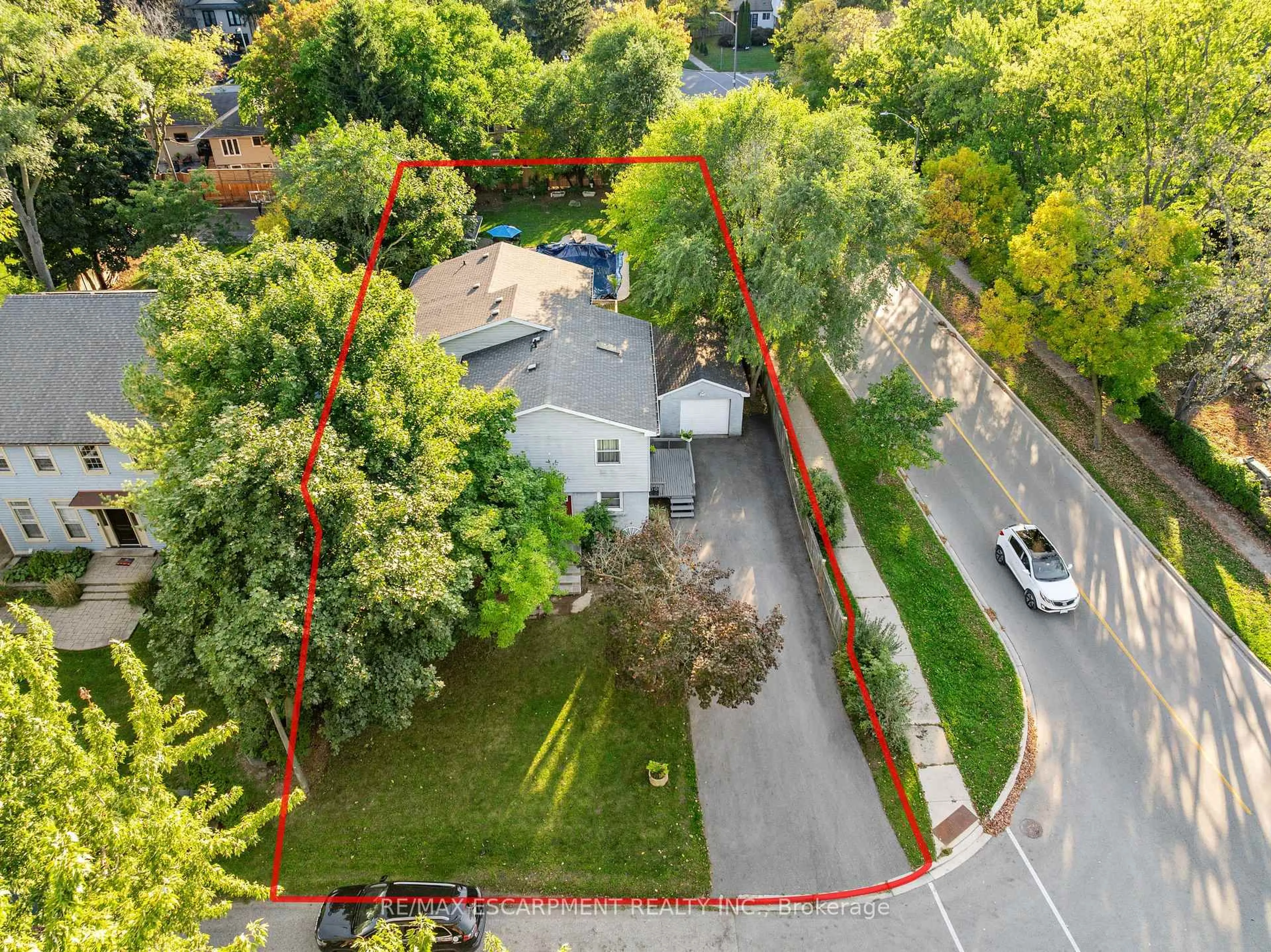 A pic from outside/outdoor area/front of a property/back of a property/a pic from drone, street for 1088 Truman Ave, Oakville Ontario L6H 1Y6