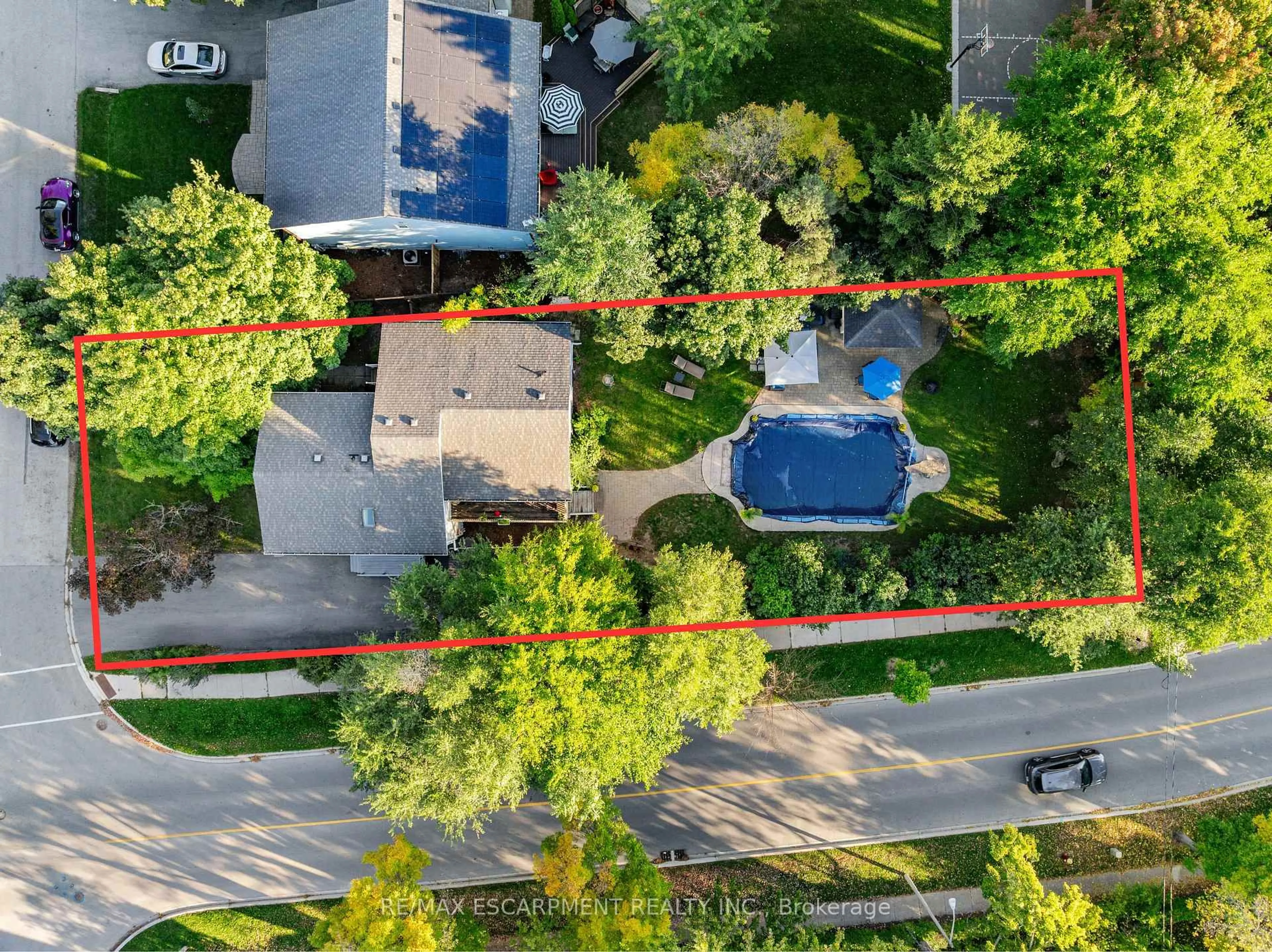 A pic from outside/outdoor area/front of a property/back of a property/a pic from drone, street for 1088 Truman Ave, Oakville Ontario L6H 1Y6