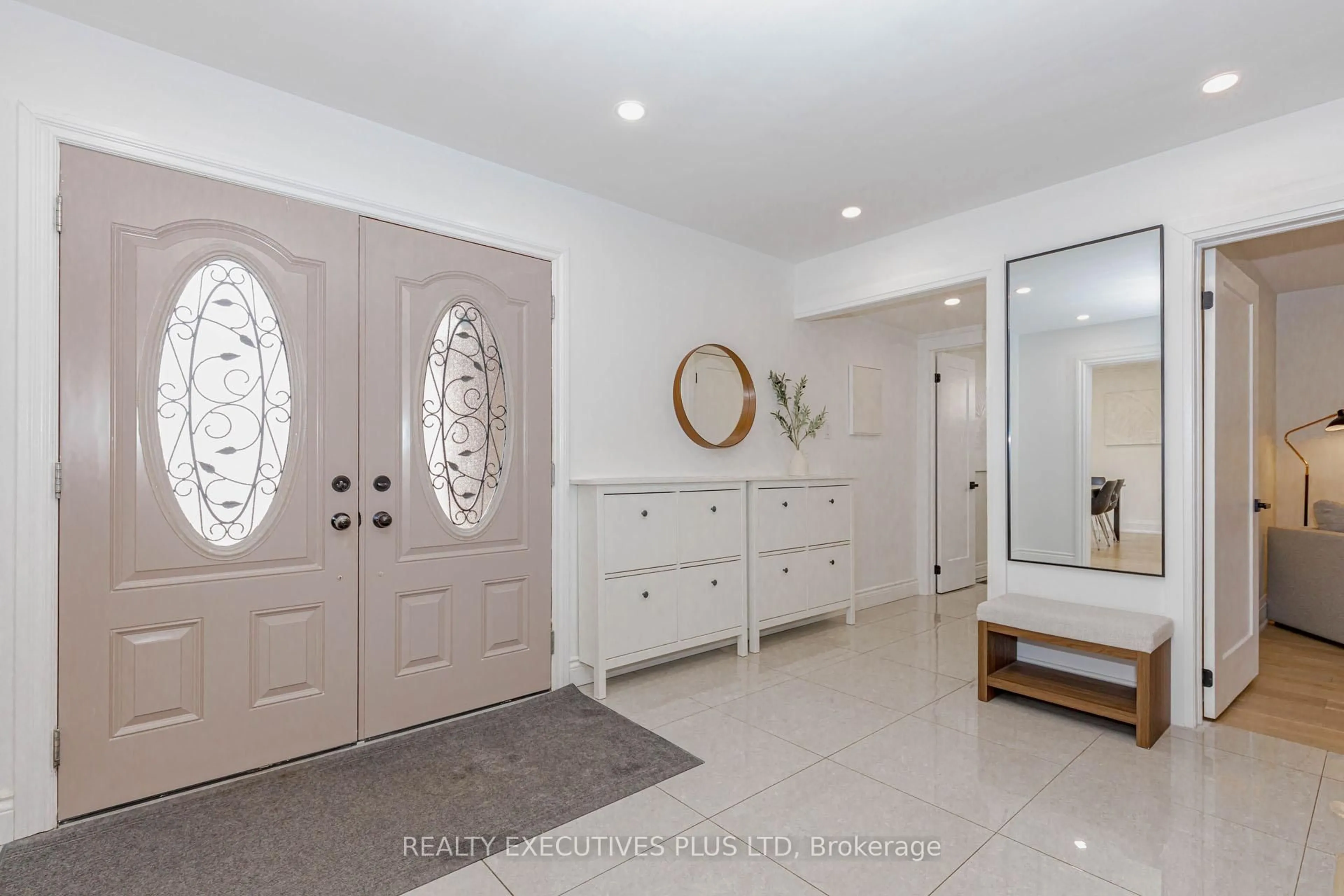 Indoor entryway for 68 Leander St, Brampton Ontario L6S 3M7