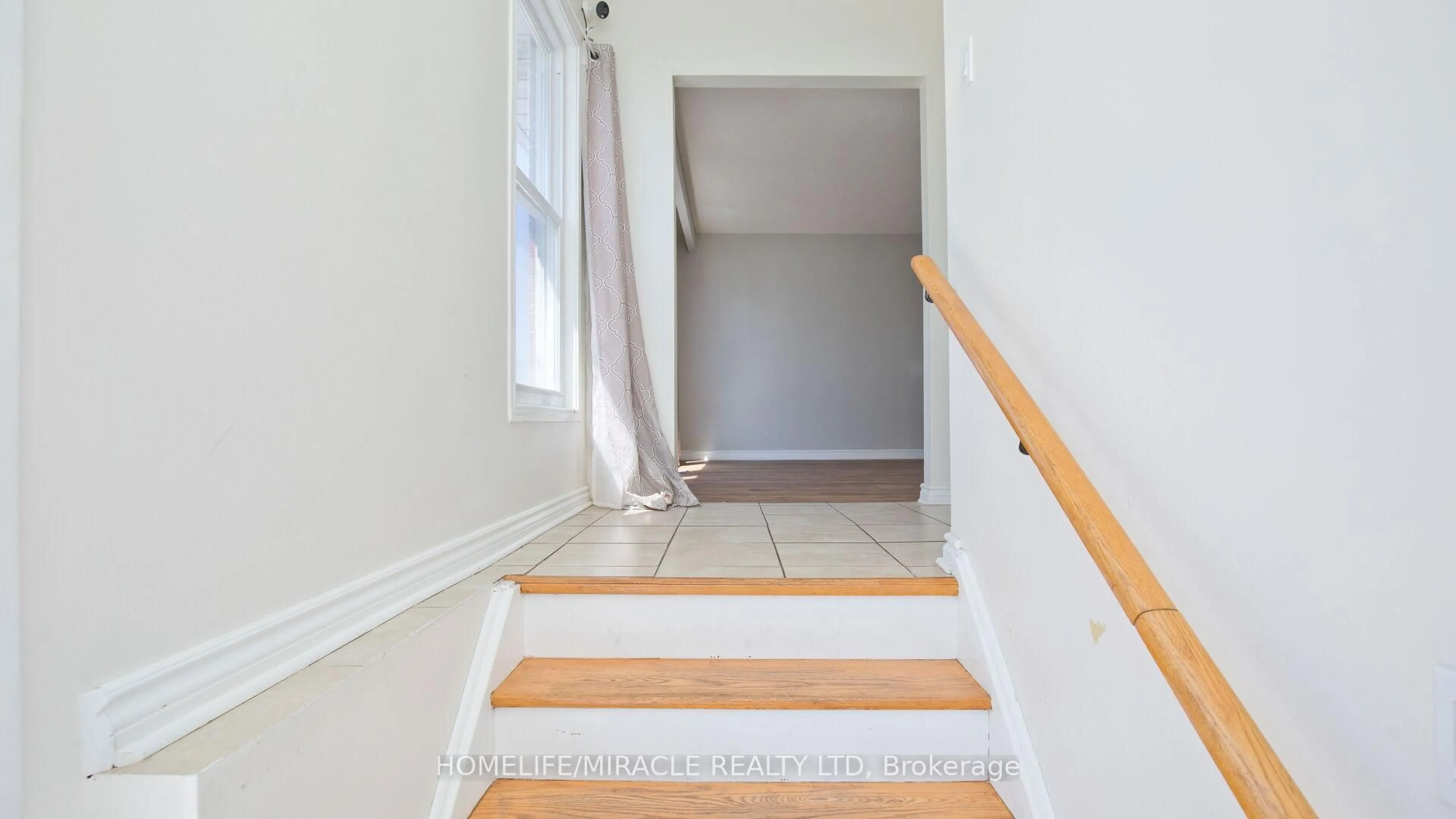 Stairs for 38 Medici Pl, Brampton Ontario L6S 3C6