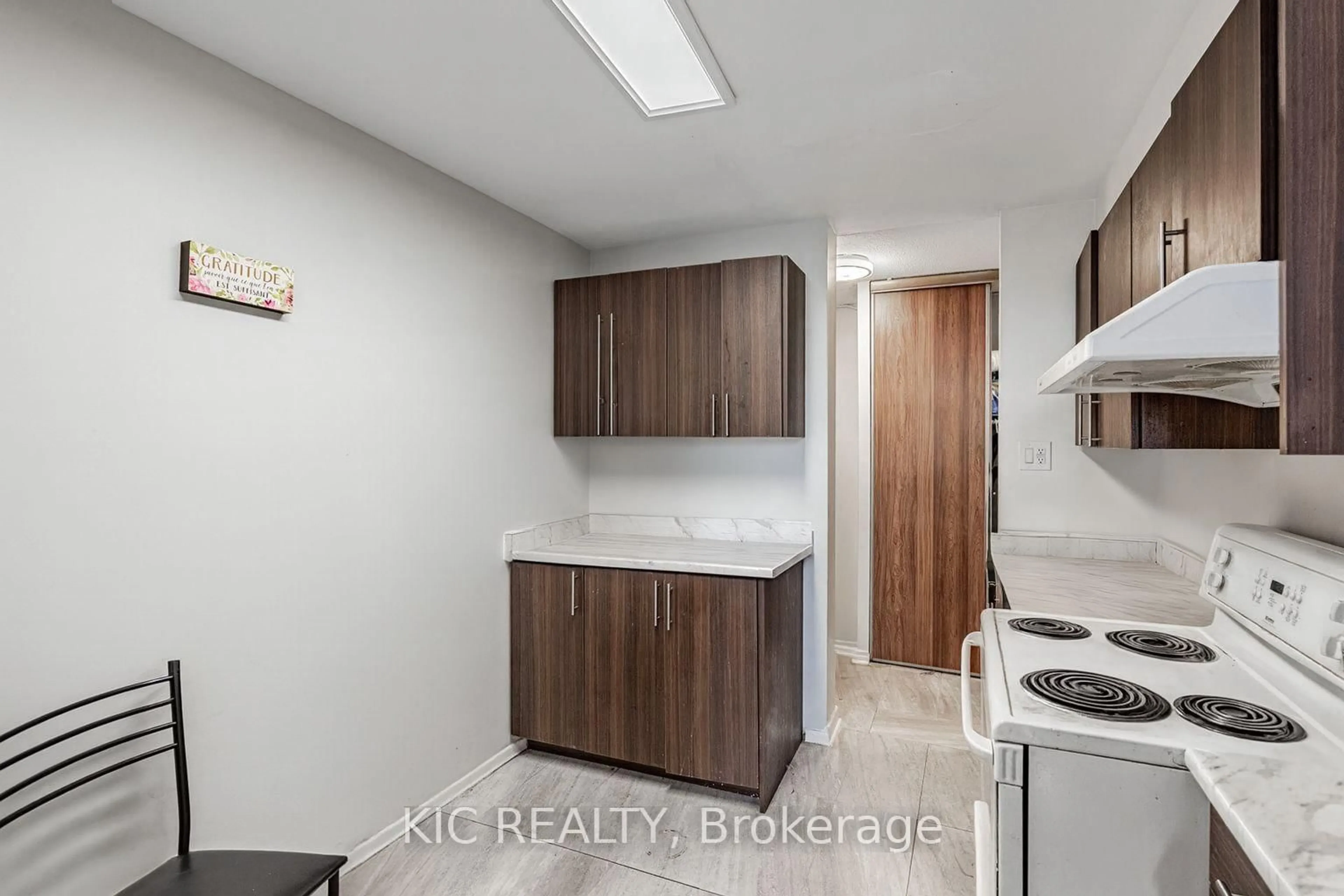 Standard kitchen, unknown for 2645 KIPLING Ave #403, Toronto Ontario M9V 3S6