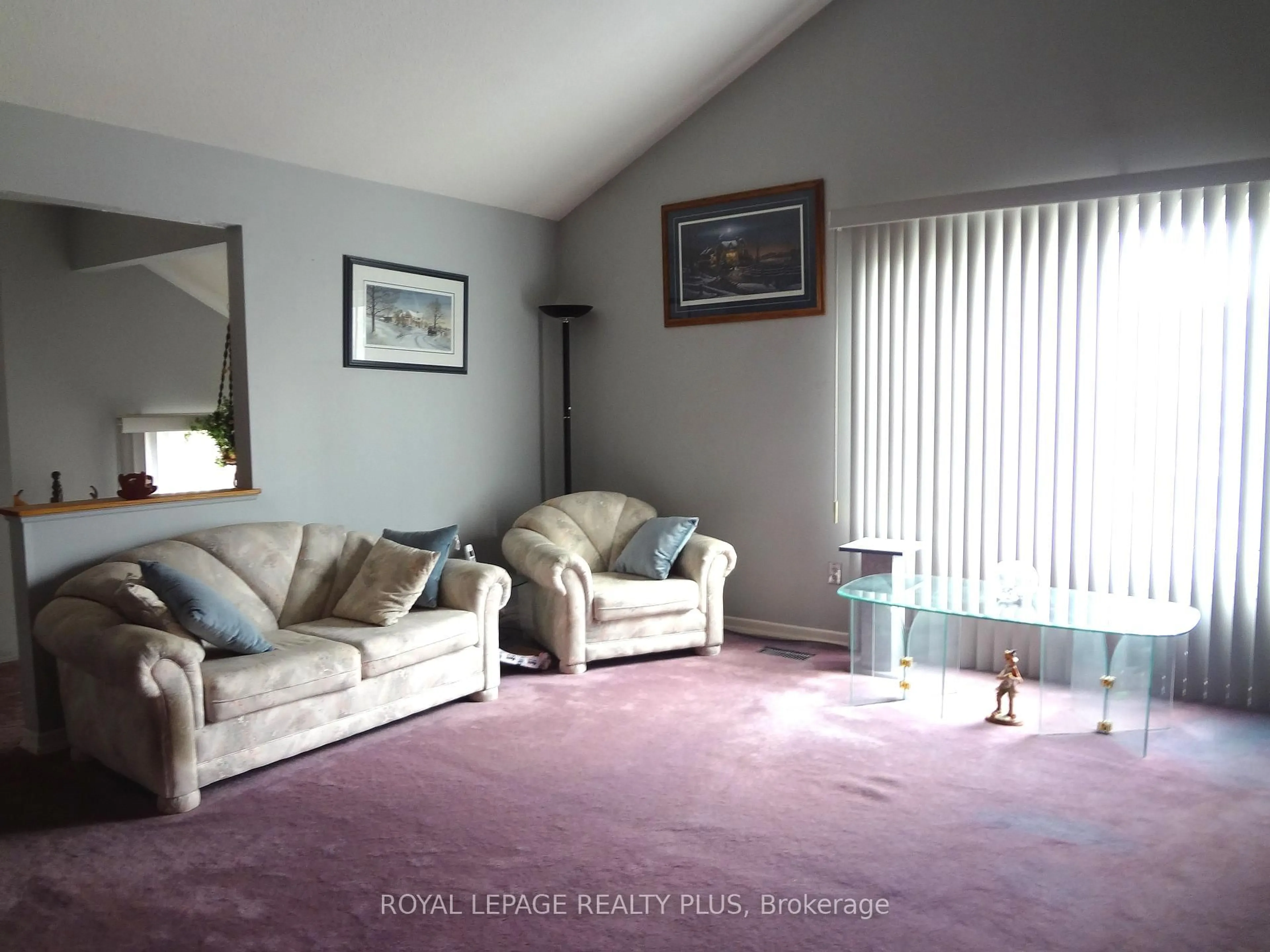 Living room with furniture, carpet floor for 4170 Treetop Cres, Mississauga Ontario L5L 2L9