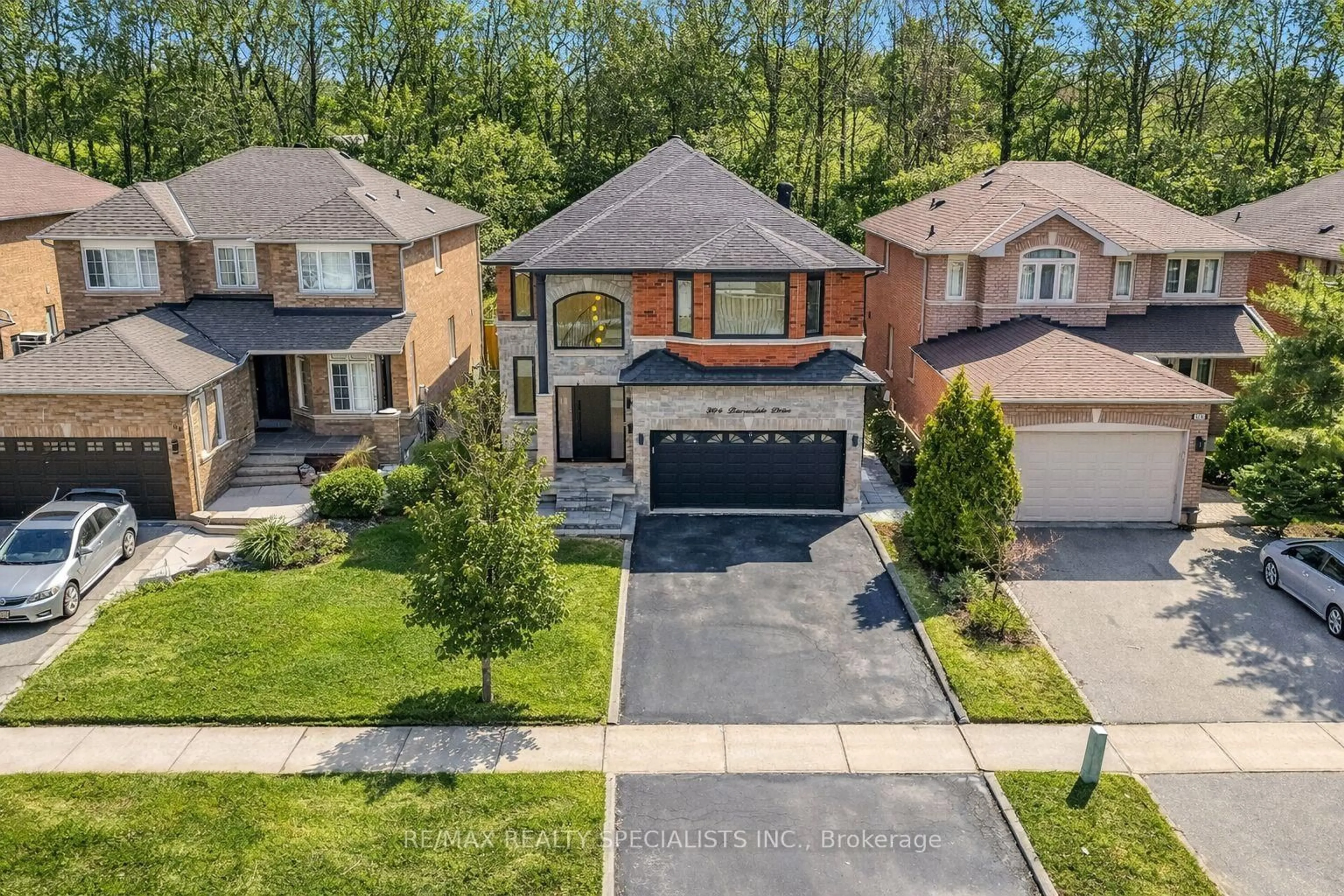 A pic from outside/outdoor area/front of a property/back of a property/a pic from drone, street for 304 Barondale Dr, Mississauga Ontario L4Z 3T7