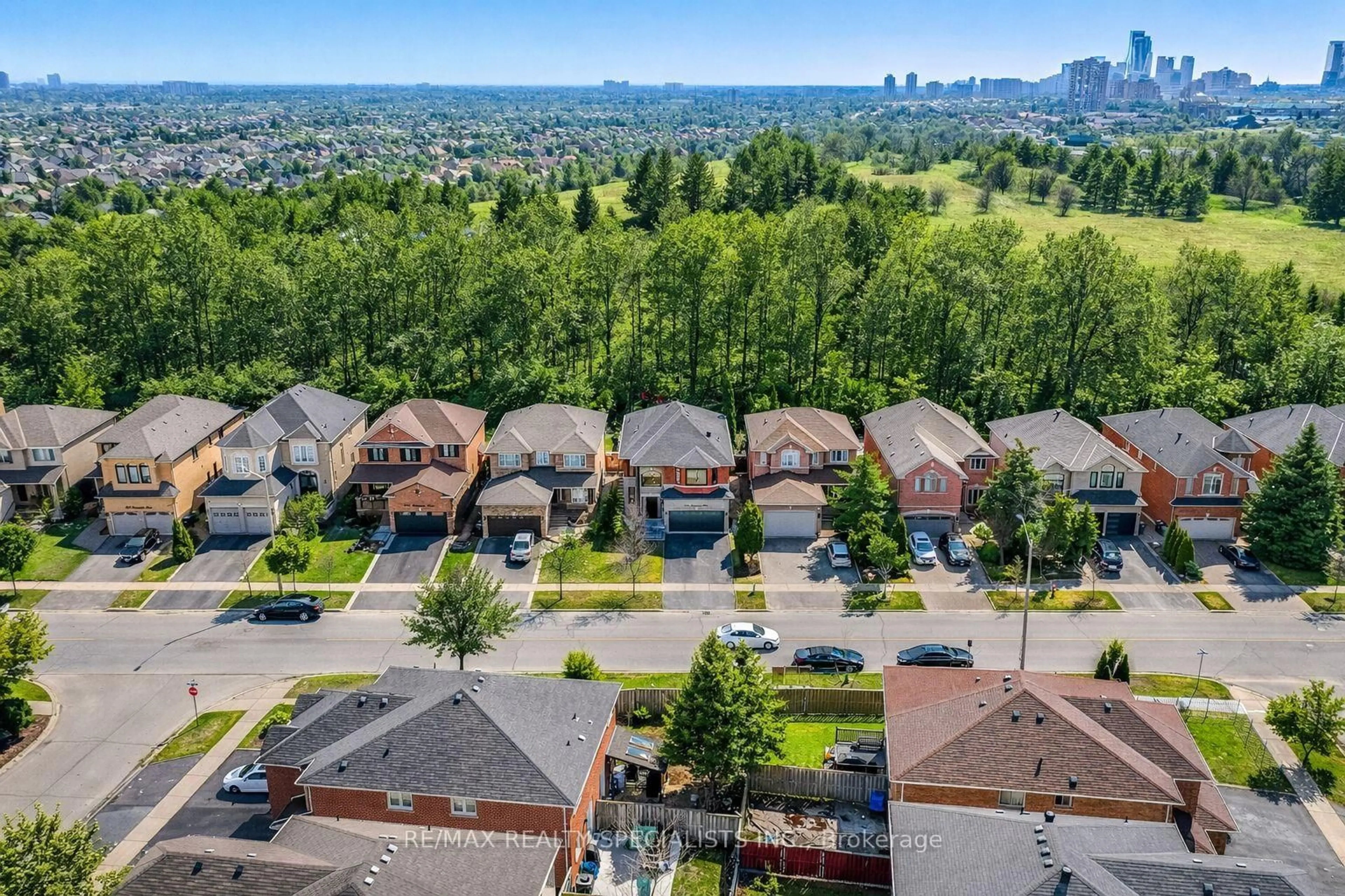 A pic from outside/outdoor area/front of a property/back of a property/a pic from drone, city buildings view from balcony for 304 Barondale Dr, Mississauga Ontario L4Z 3T7